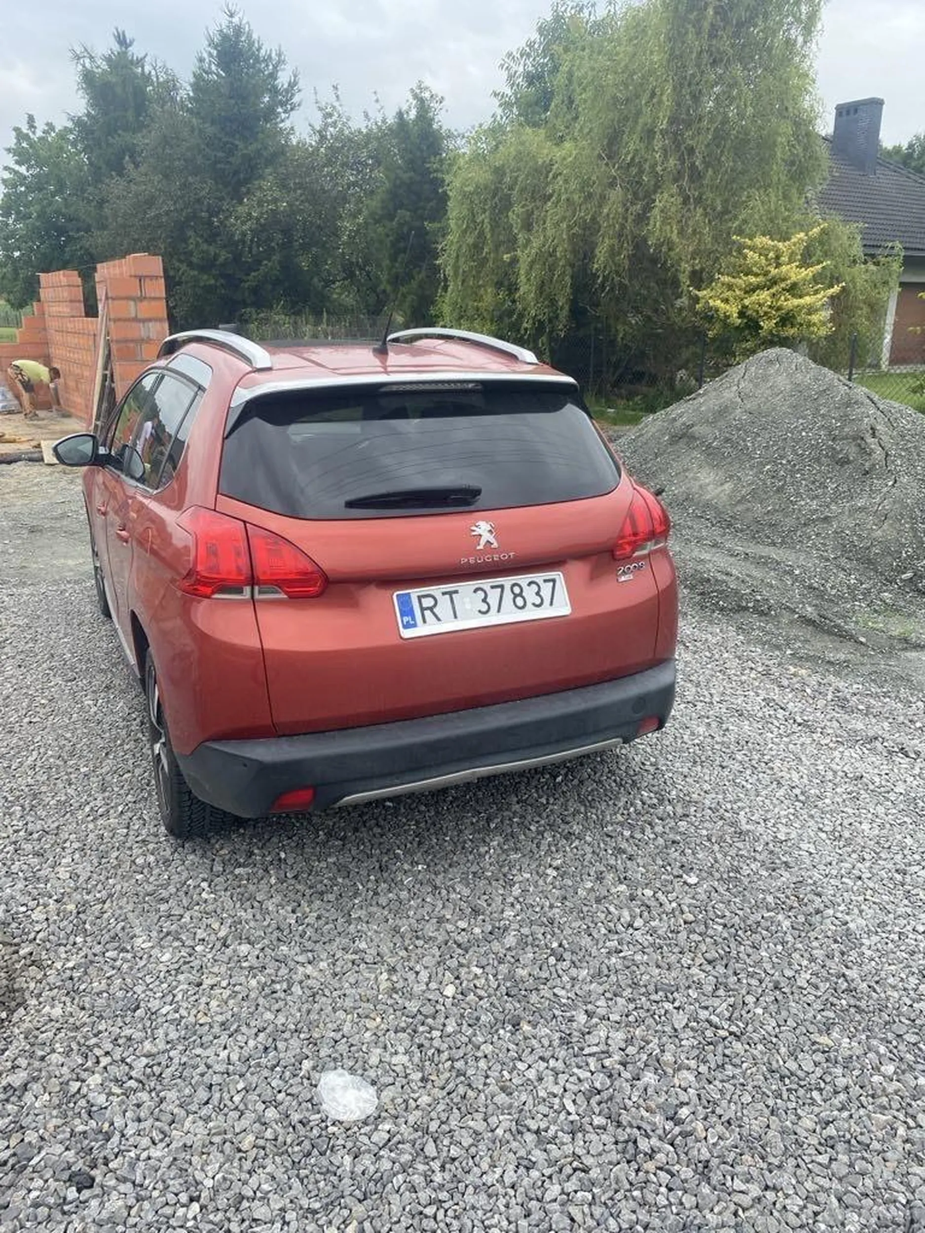 Kierowca tego samochodu nie zachowuje bezpieczeństwa na drodze w strefie zamieszkania. Jechałem dzisiaj z synem na rowerach z prędkością ok 20km/h i niestety kierowca zepchnął na zakręcie jednego z nas poza drogę. Dogoniliśmy go próbując wyjaśnić po jakiej drodze się poruszał, niestety nie poczuwał się do winy. Nawet groził użyciem siły.