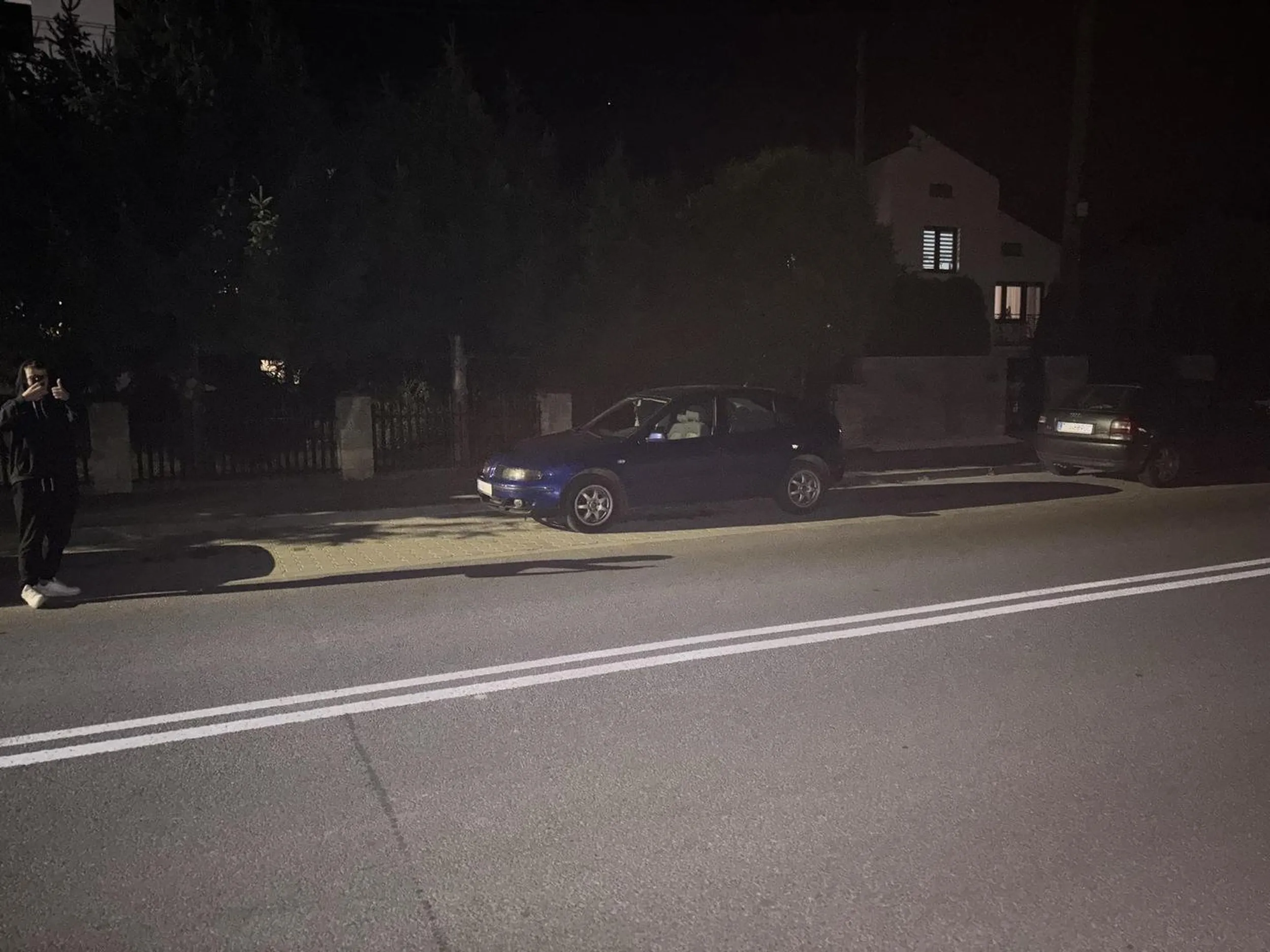 Nie wiem ziomek kto cię parkować uczył ale z 3 auta by się jeszcze zmieściły