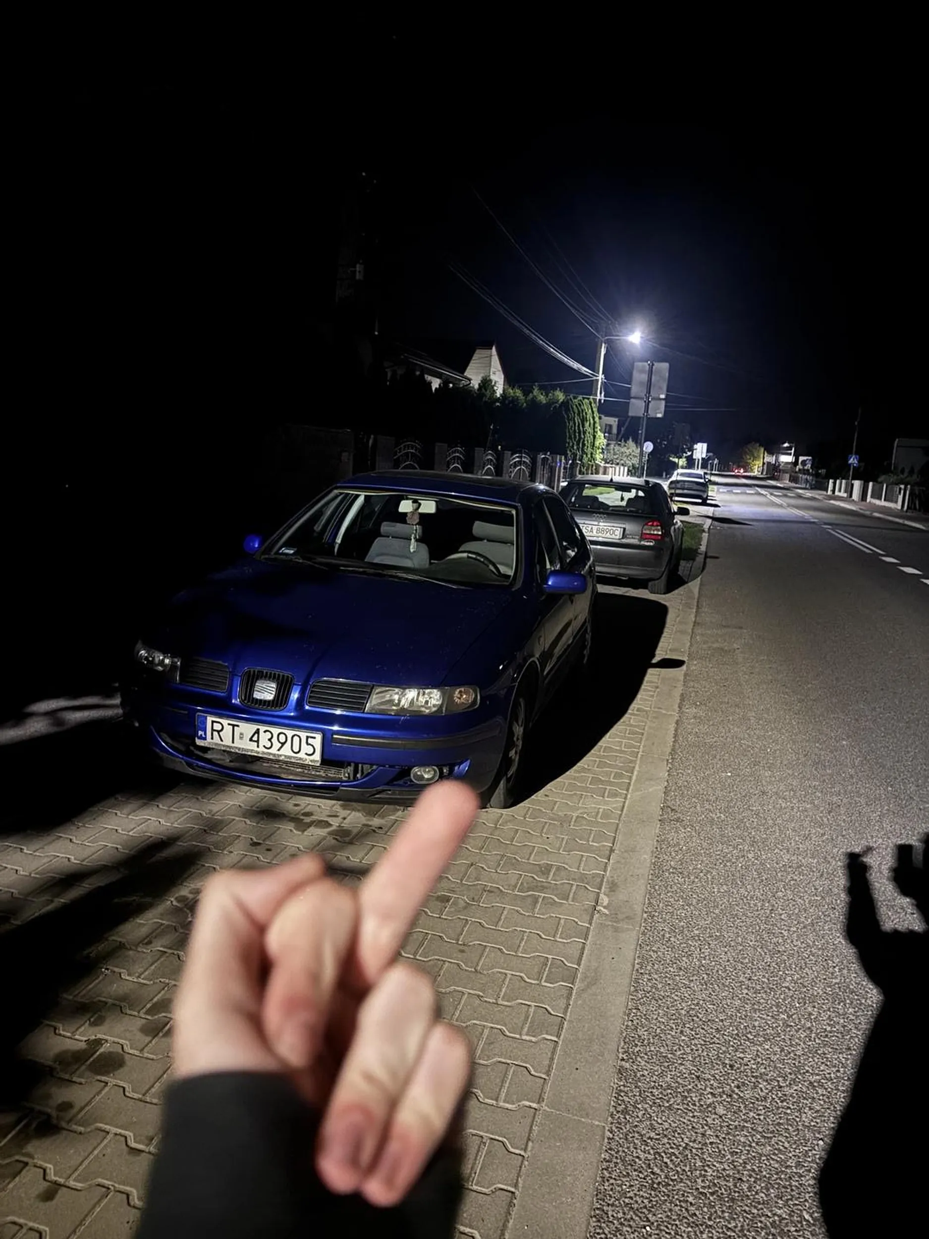 Nie wiem ziomek kto cię parkować uczył ale z 3 auta by się jeszcze zmieściły