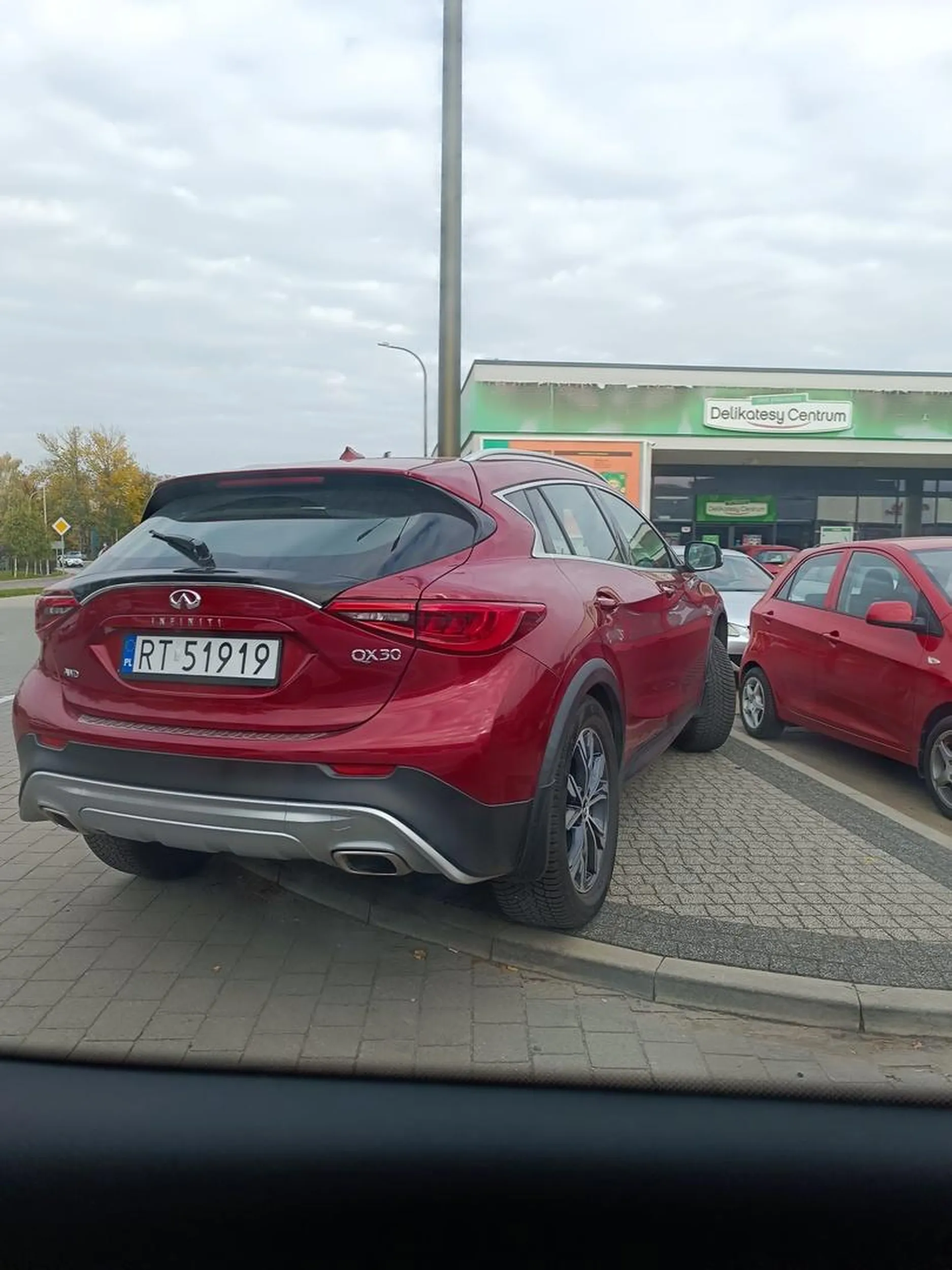 -blokowanie przejazdu -blokowanie hydrantu -blokowanie wyznaczonego miejsca zbiórki - parkowanie na miejscu do tego nie wyznaczonym Piękny strzał