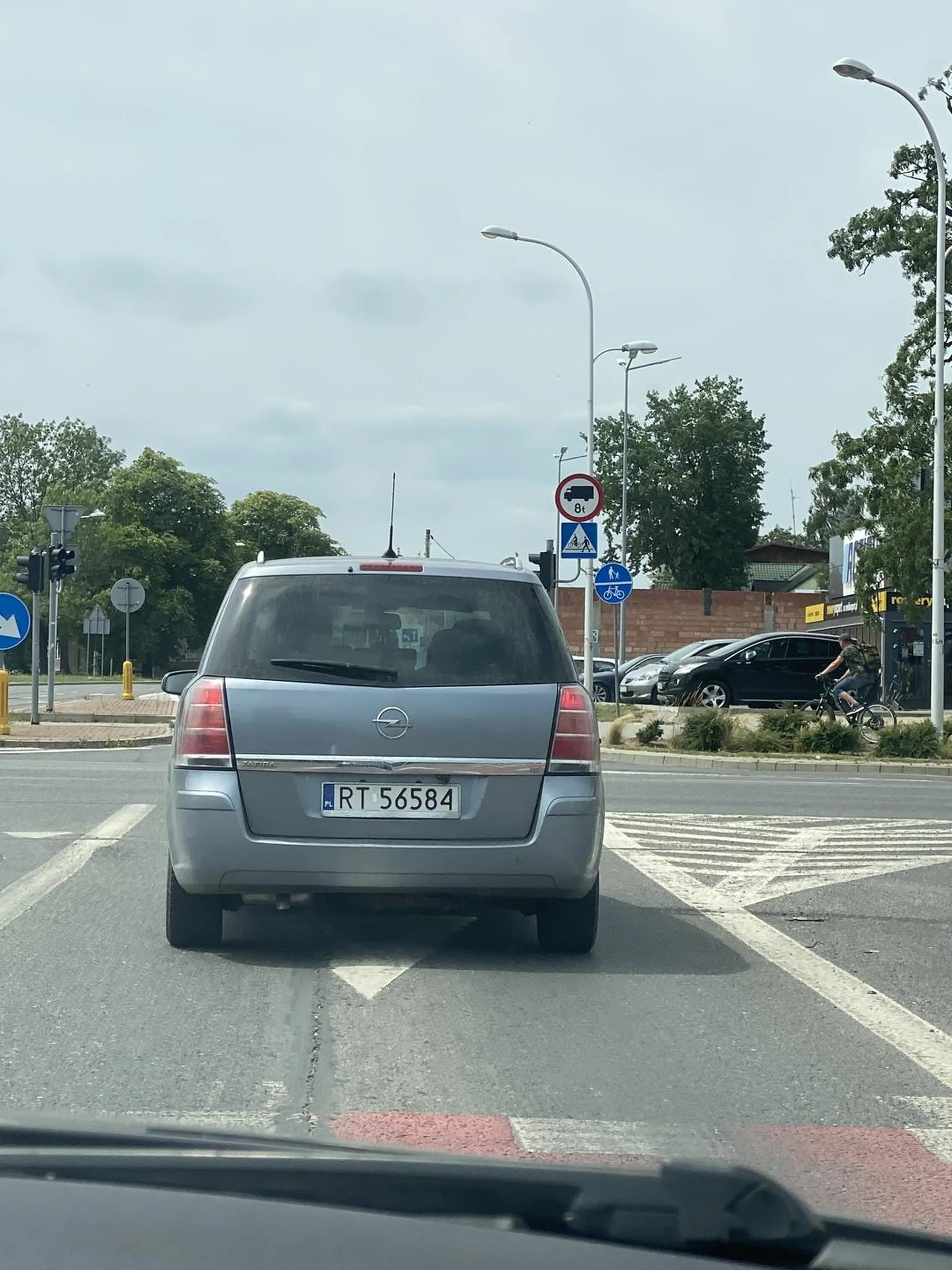 Nie patrzy w lusterka