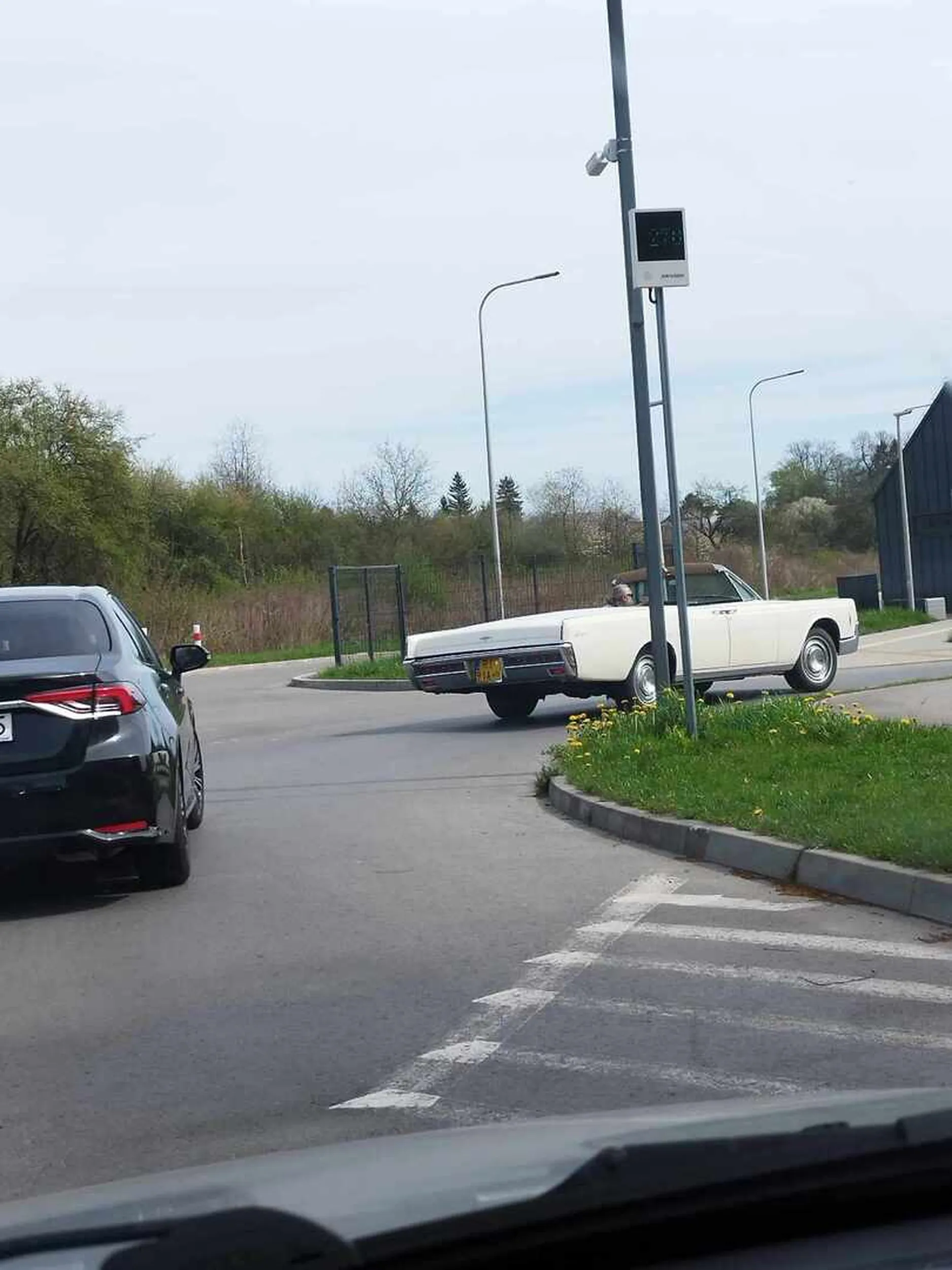 Lincoln Continental, starszy pan wozi się po Tarnobrzegu w ładną pogodę, młode dziewczęta się za nim oglądają.