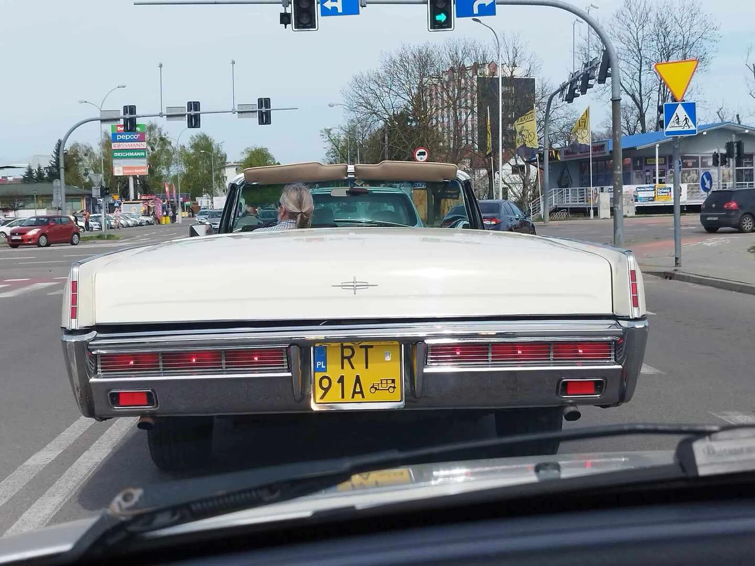 Lincoln Continental, starszy pan wozi się po Tarnobrzegu w ładną pogodę, młode dziewczęta się za nim oglądają.
