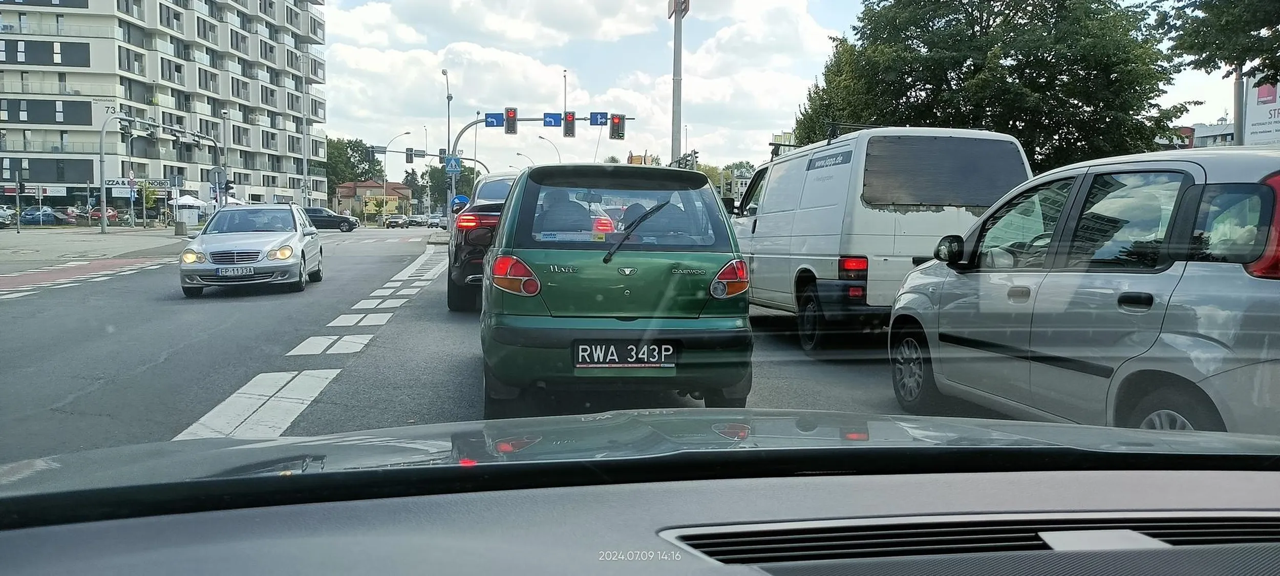 Kierowca w zaawansowanym wieku. Niestety refleks już nie ten.