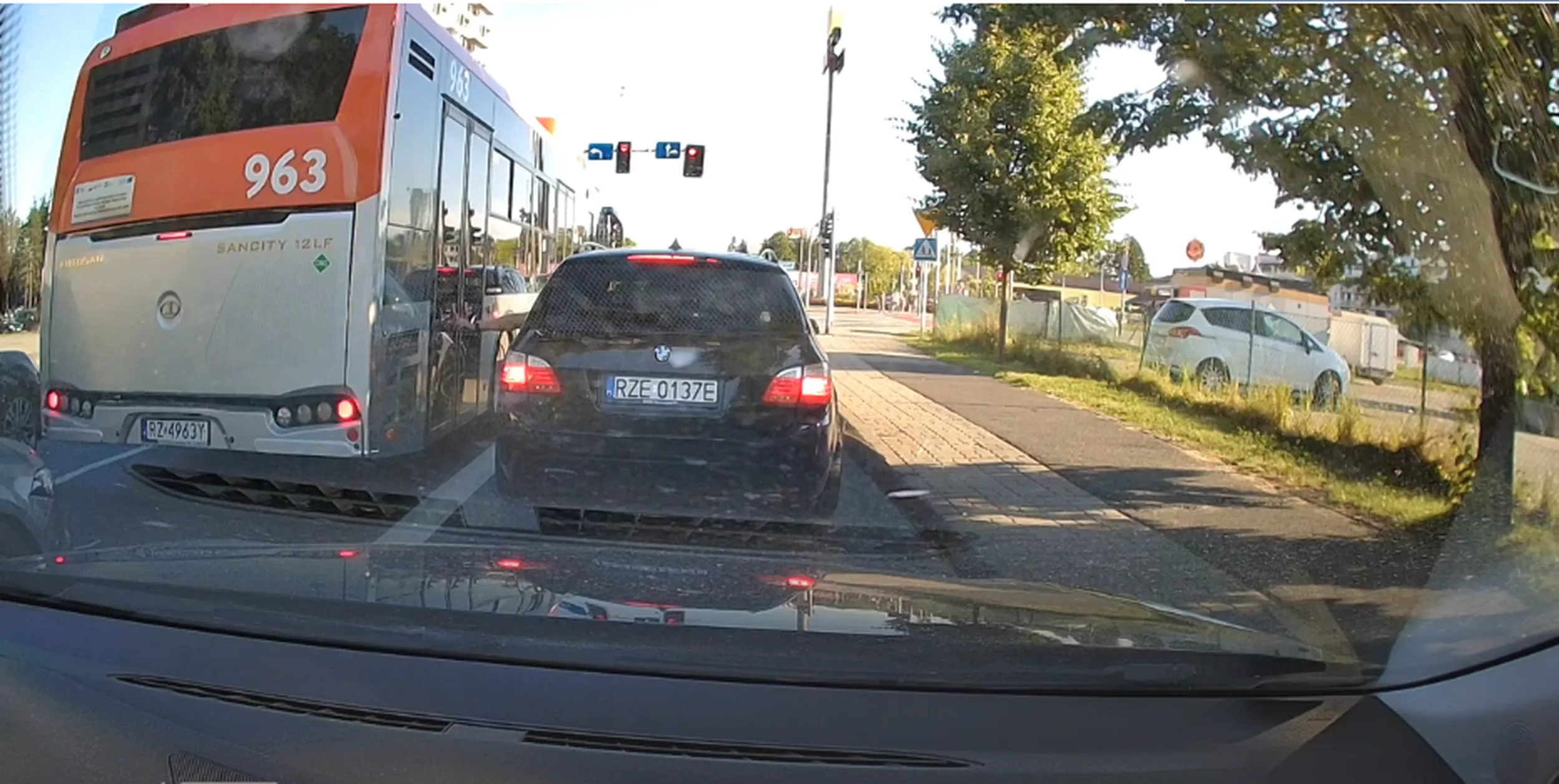 Baran z BMW otwiera autobus na skrzyżowaniu