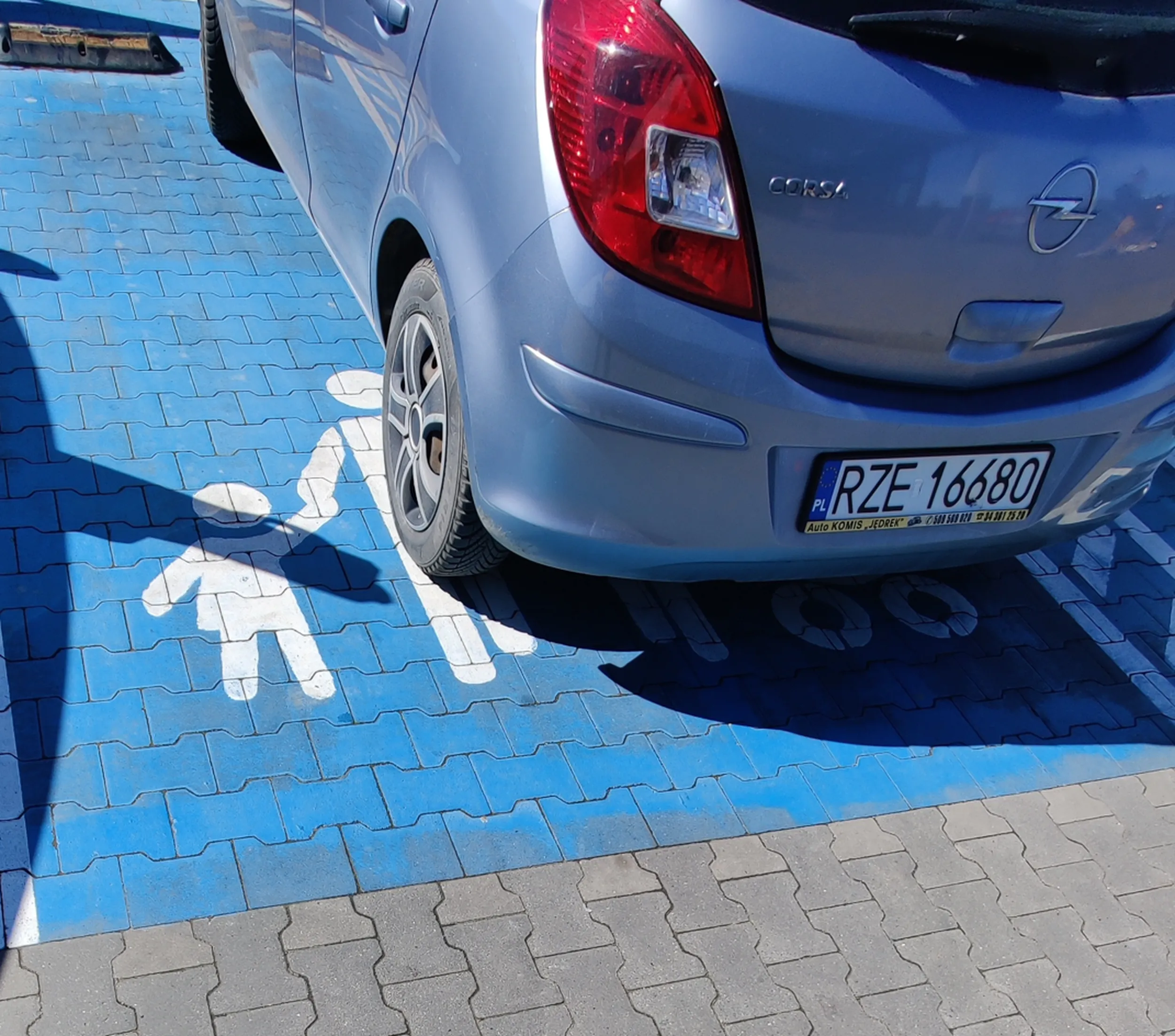 Dziad parkuje na miejscu przeznaczonym dla rodzin z dziećmi i udaje że nie słyszy