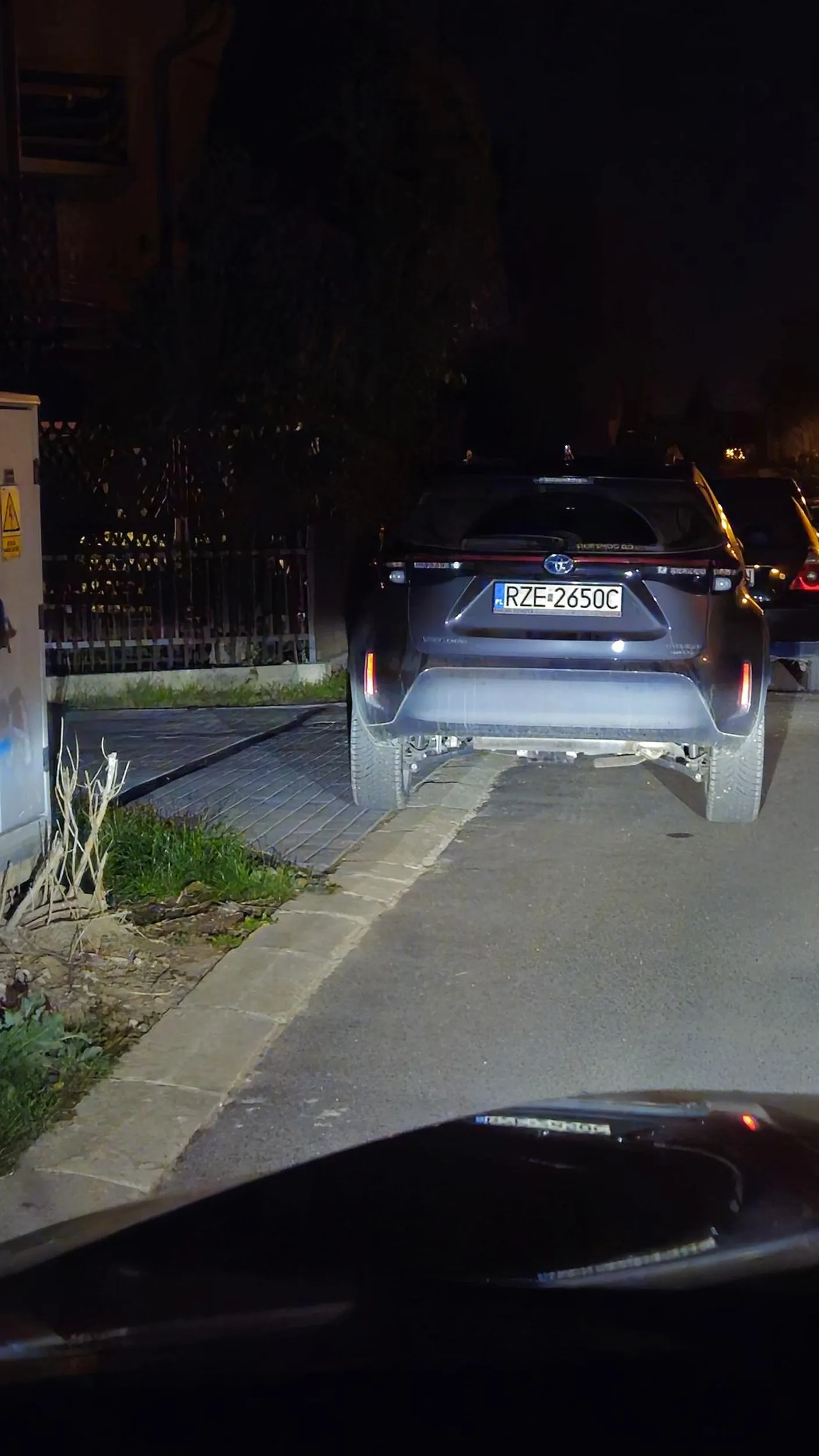 Gratulacje dla właściciela pojazdu za zastawienie wjazdu na parking :)