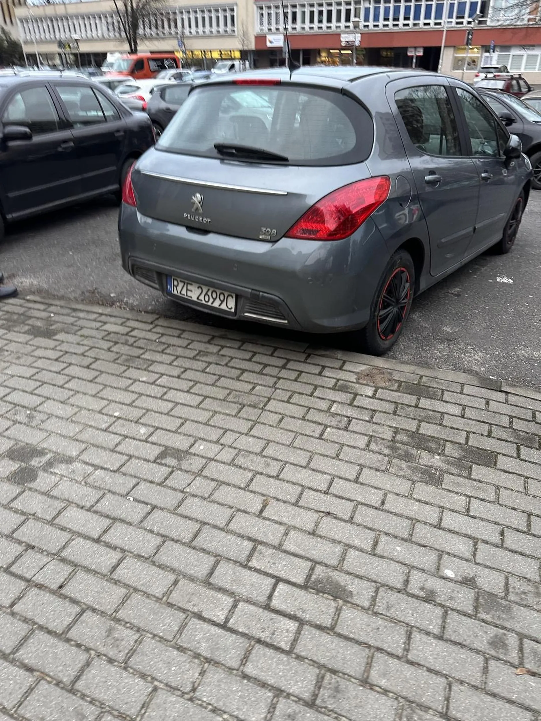 Osoba parkująca zajmuje 3 miejsca parkingowe