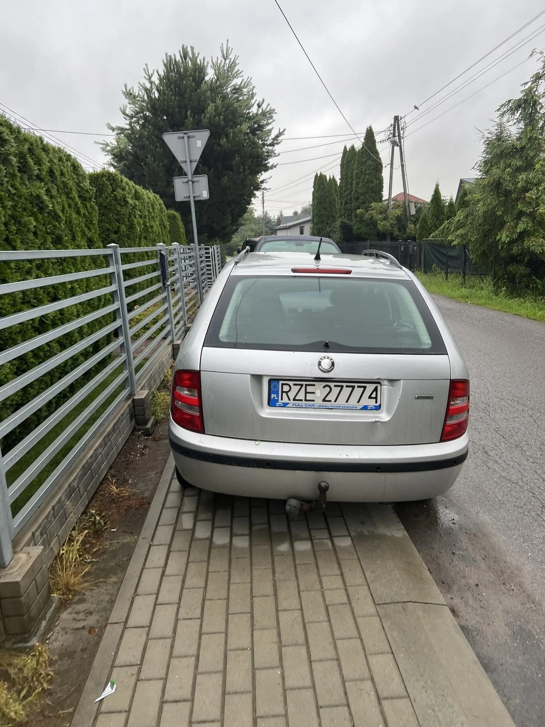 Nie wiem co trzeba mieć w głowie żeby tak zaparkować samochód