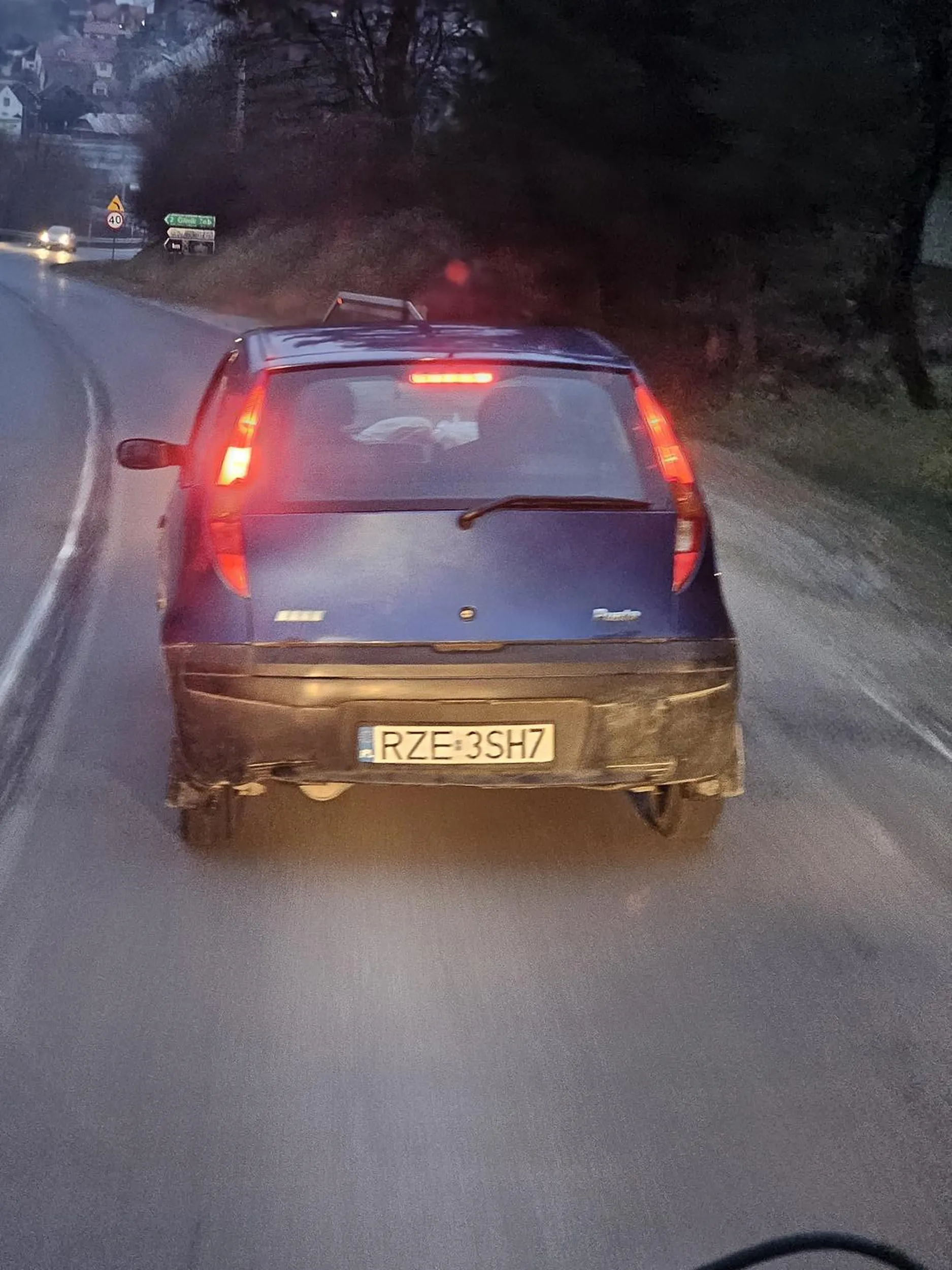 Wymusza pierwszeństwo po czym jedzie 40...