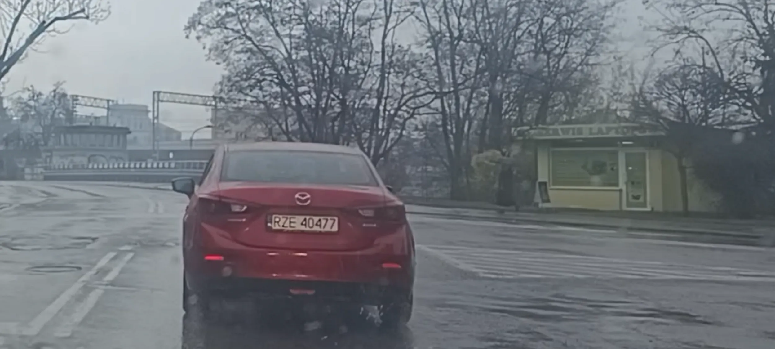 Kierowca to pirat drogowy, jeździ w deszczowa pogodę przy złej widoczności bez włączonych świateł a podczas jazdy na rondzie nie używa kierunkowskazów.