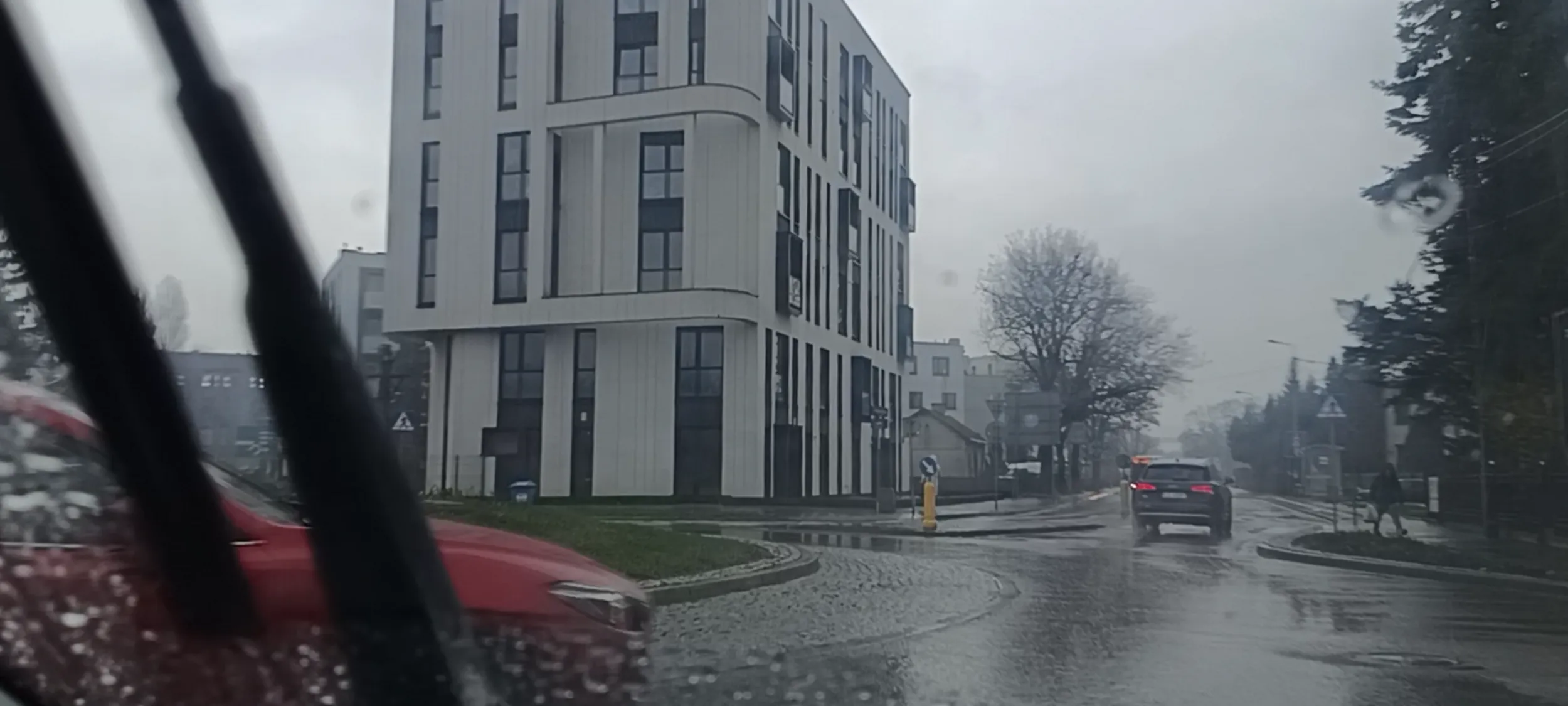 Kierowca to pirat drogowy, jeździ w deszczowa pogodę przy złej widoczności bez włączonych świateł a podczas jazdy na rondzie nie używa kierunkowskazów.