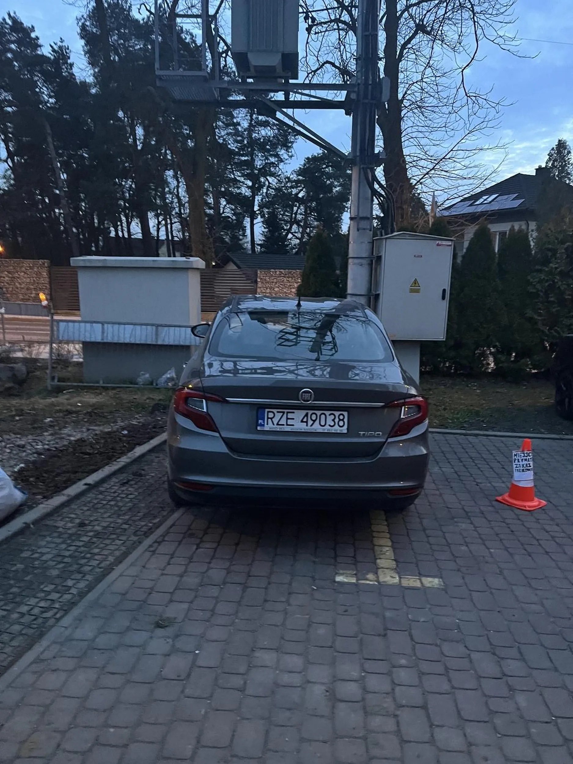 następnym razem to może zaparkuj na dwóch miejscach, poćwicz kolorowanie bo widzę że masz problem z wyjezdzaniem za linię. Nie miałam jak zaparkować na swoim miejscu prywatnym :) GRATULACJE!!!