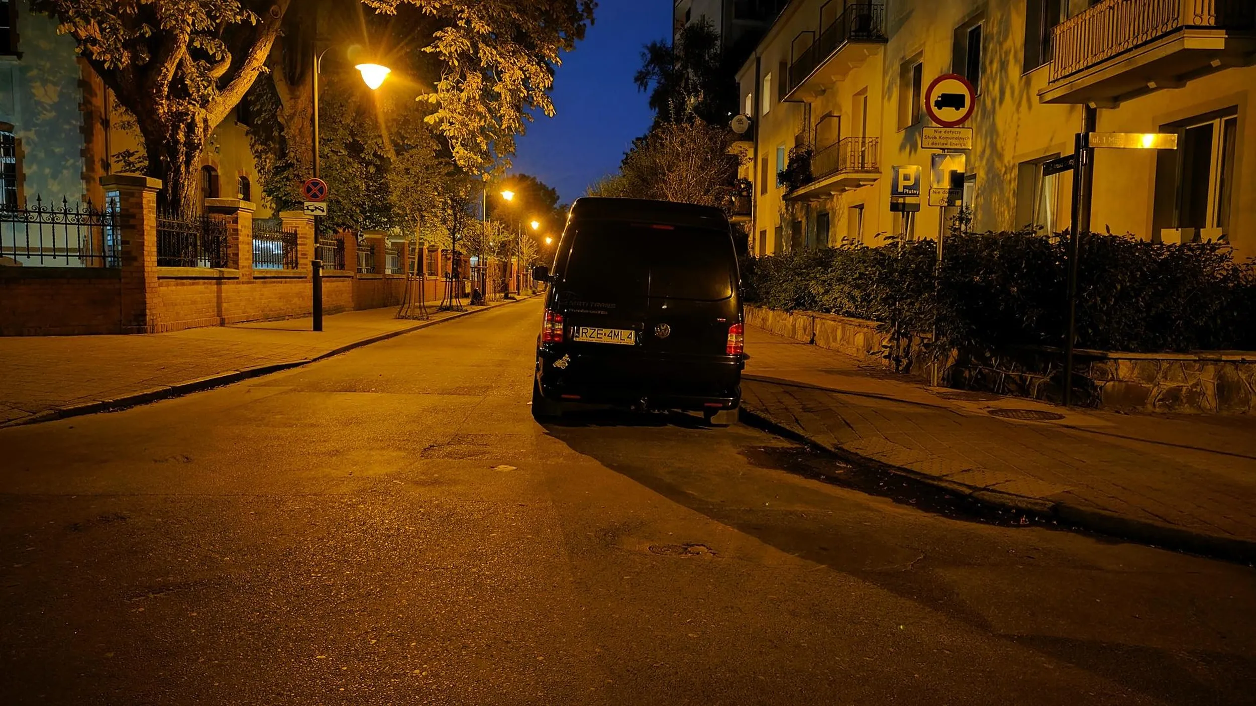 Pocztówka z Sopotu. Parkowanie po za wyznaczonym miejsce parkingowym w obrębie skrzyżowania.