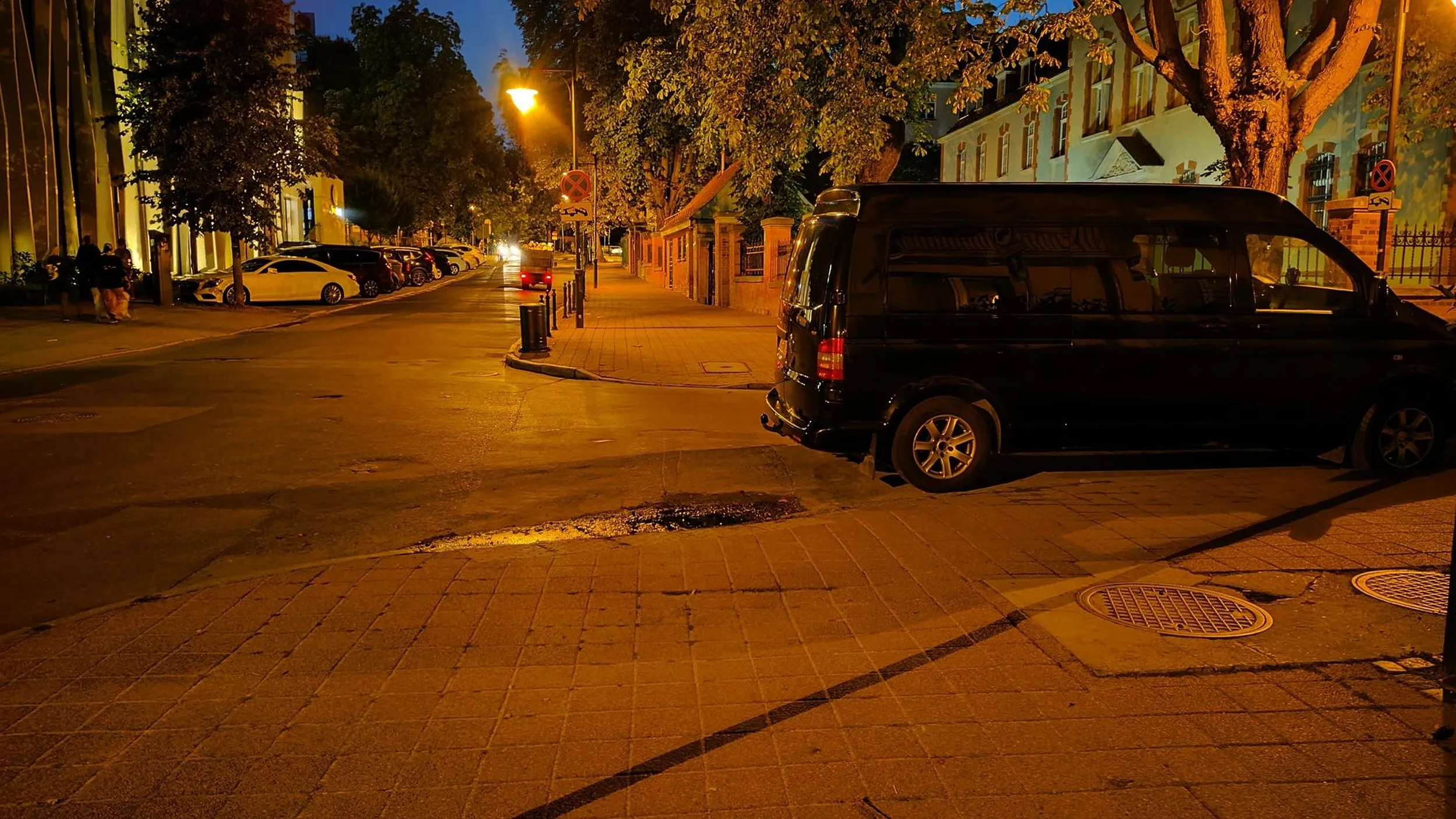 Pocztówka z Sopotu. Parkowanie po za wyznaczonym miejsce parkingowym w obrębie skrzyżowania.