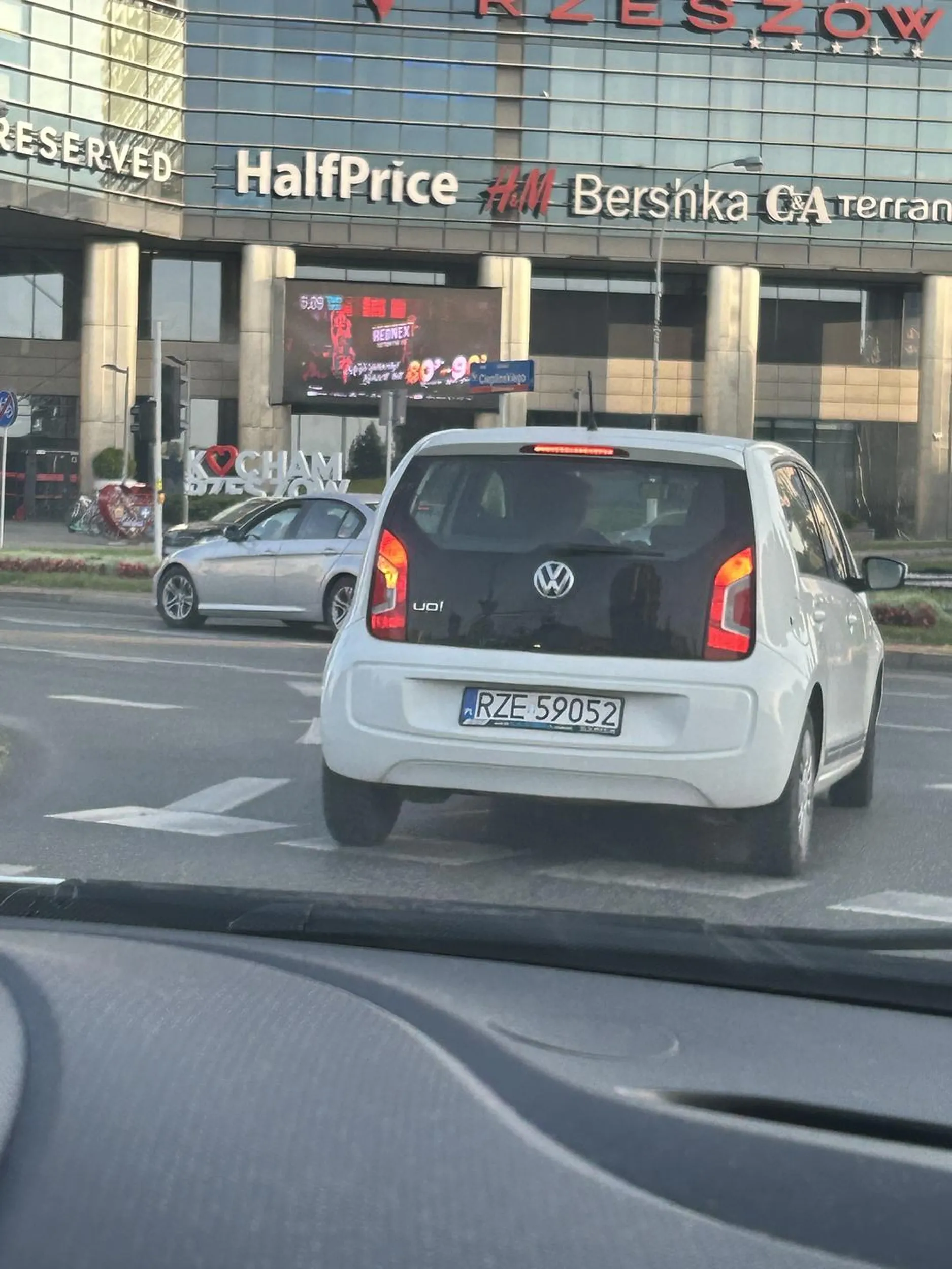 Jeździ bez zapiętych pasów, wpycha się pod inne samochody, trąbi na kierowców wymuszajaf pierwszeństwo. Stwarza zagrożenie na drodze