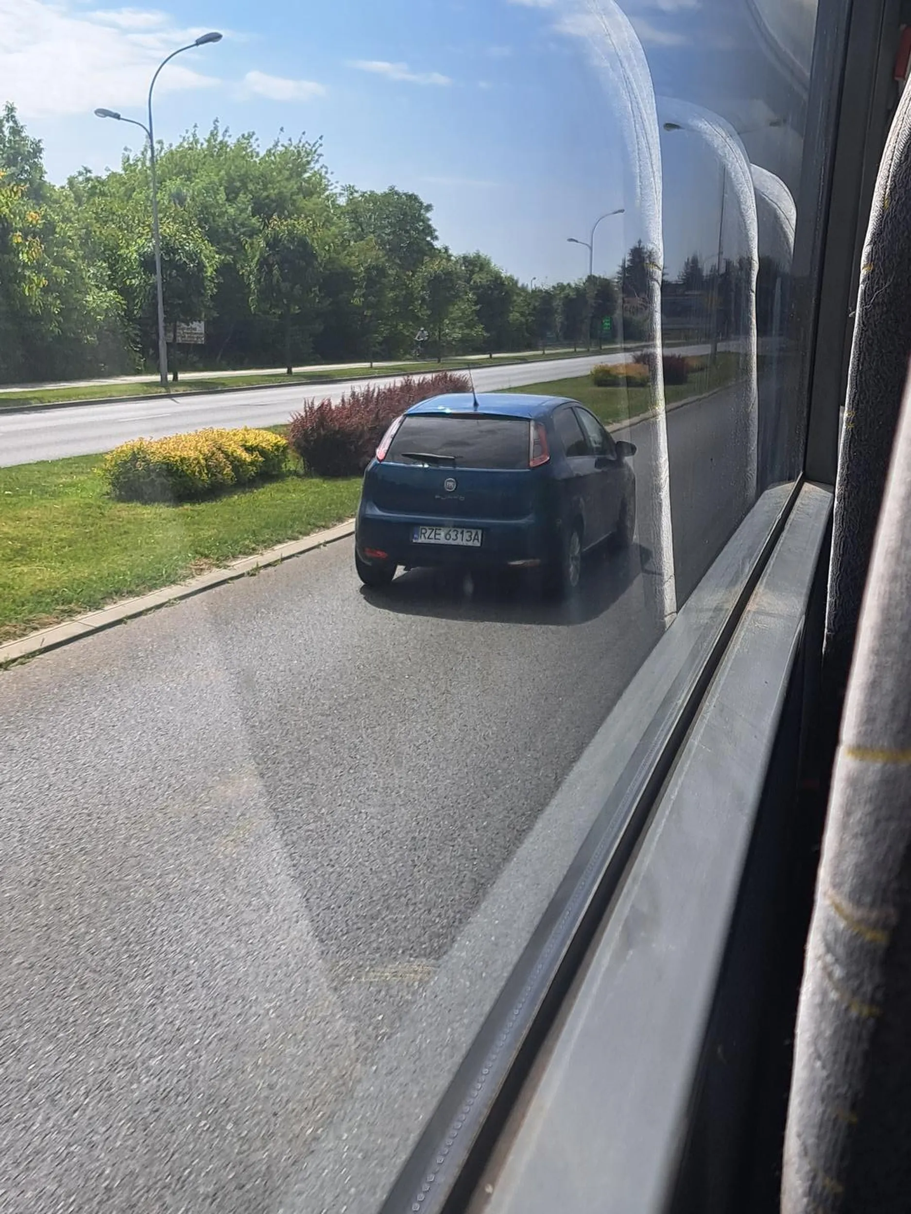 Jeździ z telefonem w ręce i się patrzy