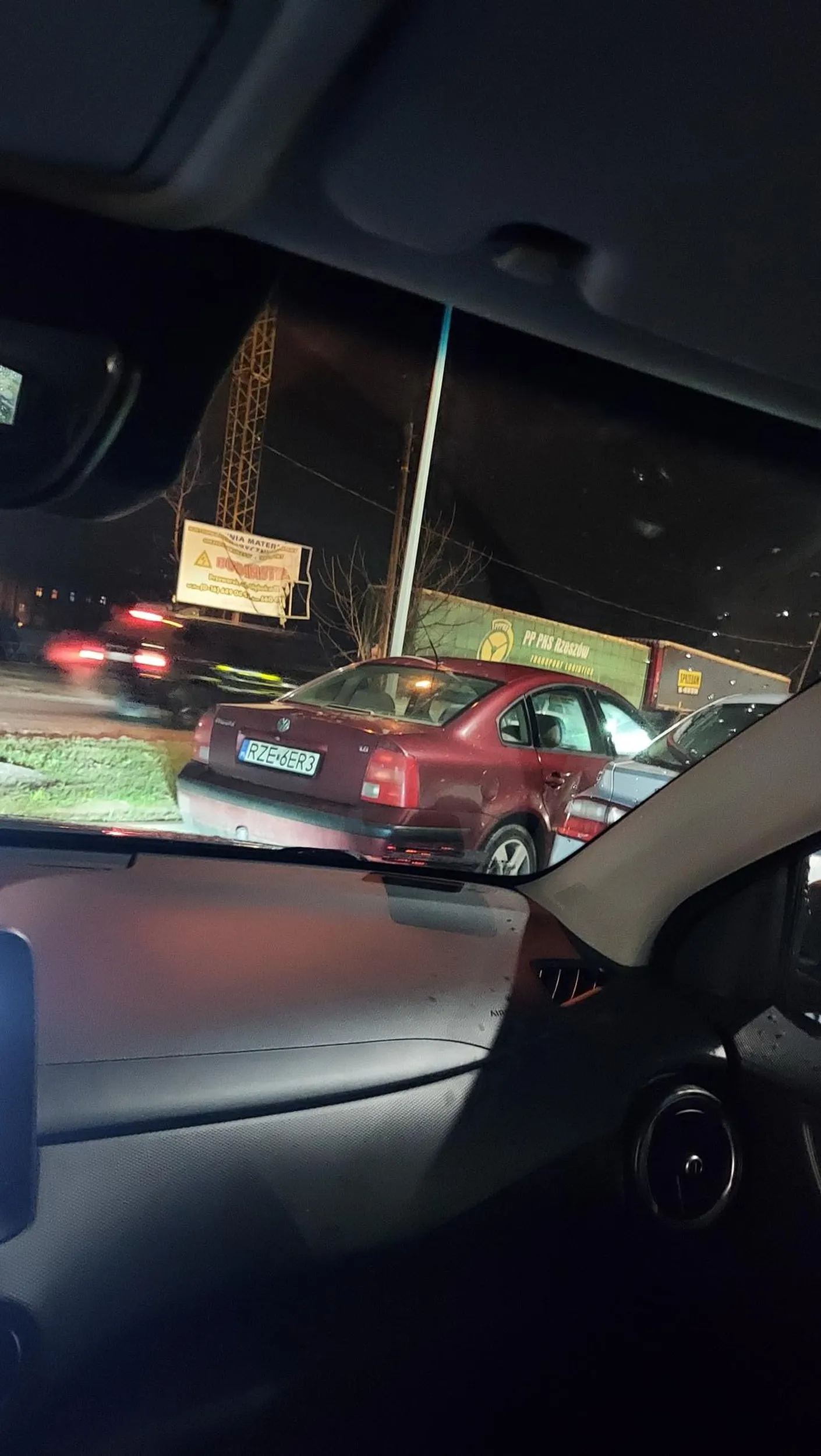 Dzień otwarcia nowej galerii w przeworsku, blokuje wyjazd z parkingu