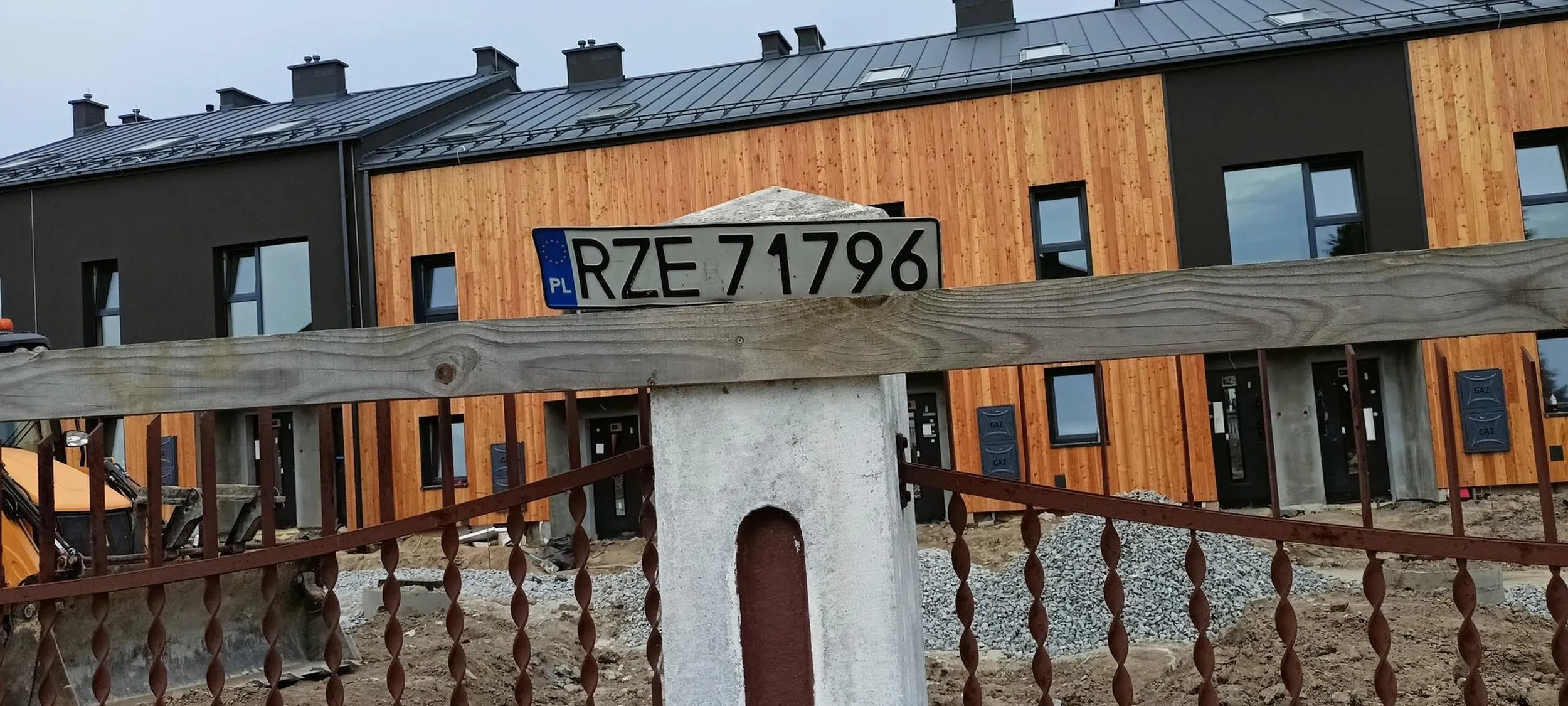 Zgubiono tablicę rejestracyjną Obecnie znajduje się na płocie Współrzędne: 49.991257,22.016205 Pozdrawiam