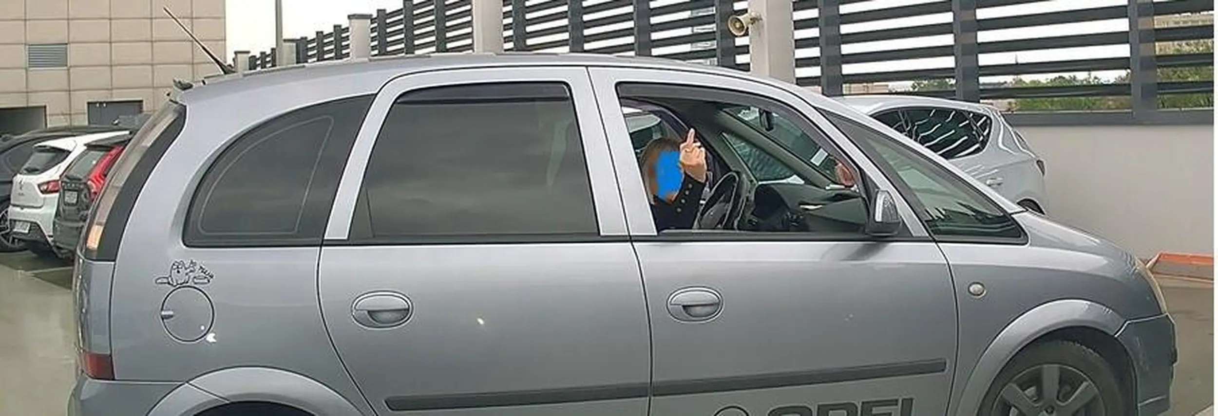 Prosiłabym się nauczyć kultury, ponieważ 1) nie widziałam, że chce Pan zaparkować 2) wycofałam się Panu (zajęło mi to trochę bo jeżdżę suvem, a parking był ciasny) A pokazywanie przez Panią pasażer środkowego palca + WYSIĄDNIĘCIE Z AUTA I UDERZENIE RĘKĄ W MOJĄ KAROSERIĘ jest poniżej jakiegokolwiek poziomu żenady z Pana strony. Na Pana miejscu cieszyłabym się, że nie uszkodził Pan mojej karoserii, ponieważ OC nie pokryłoby tego Panu :)) Dla ludzi pasuje być miłym