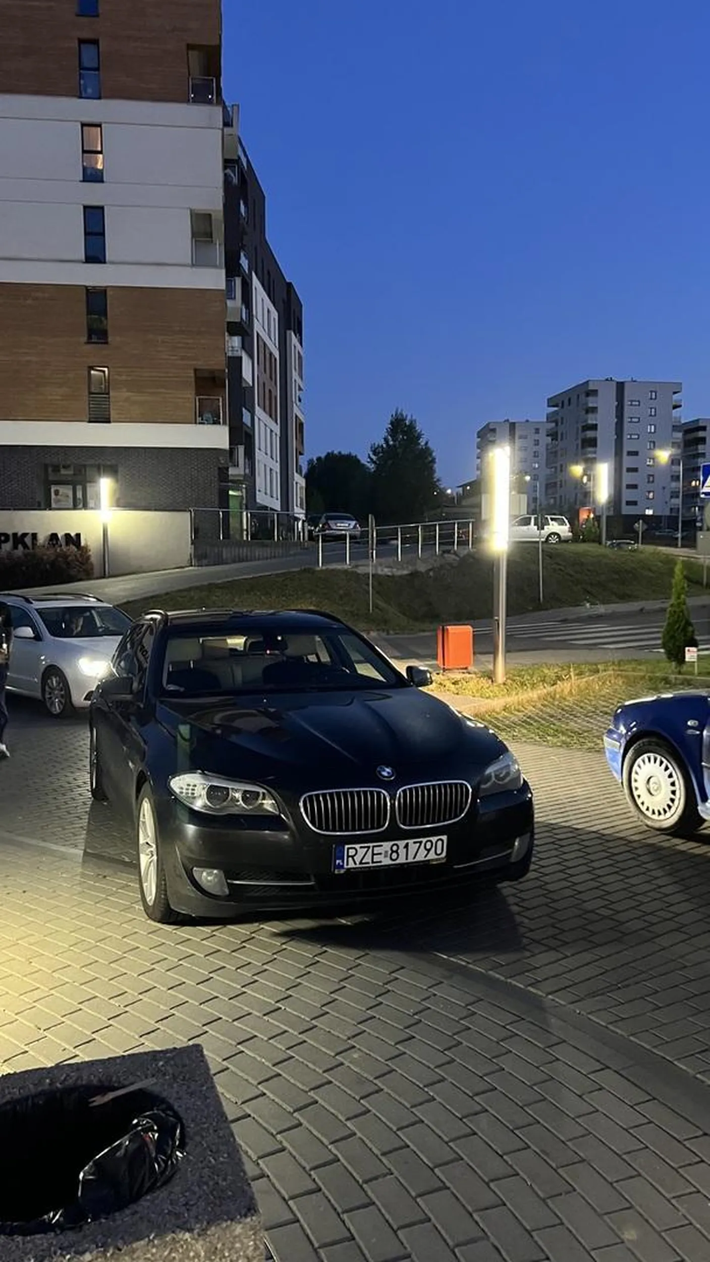 Geniusz stanął na środku jedynej drogi dojazdowej do bloku blokując możliwość wjazdu i wyjazdu dla całego bloku. Auto jest tak zaparkowane już conajmniej godzinę… i ludzie z dwóch stron zablokowani ?