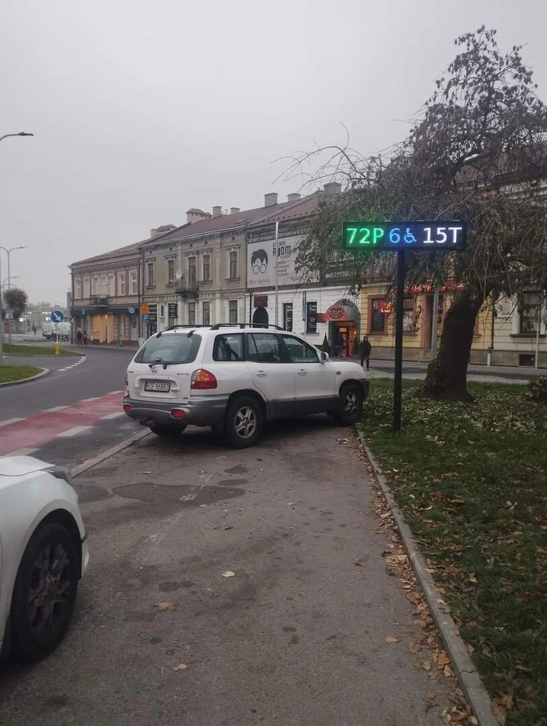 Tam jest parking, wyznaczony przez mało widoczną linię, ale lepiej zastawić cały chodnik.