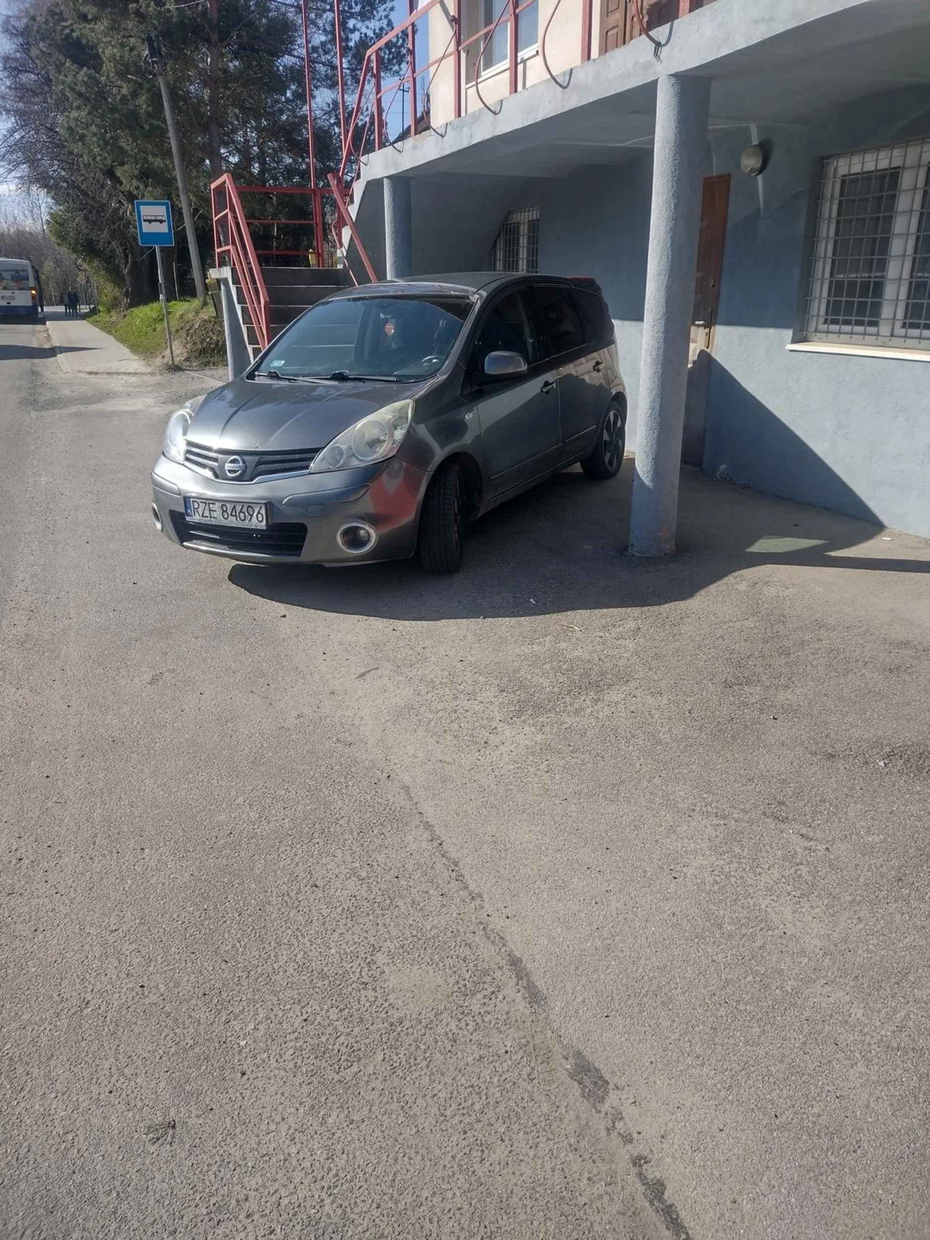 Kup sobie jeszcze więcej aut, to będziesz miał gdzie parkować. Nie ma miejsca pod domem, stawia albo pod sklepem, albo pod remizą nieraz tym złomem blokujesz wyjazd z remizy, ciućmoku.