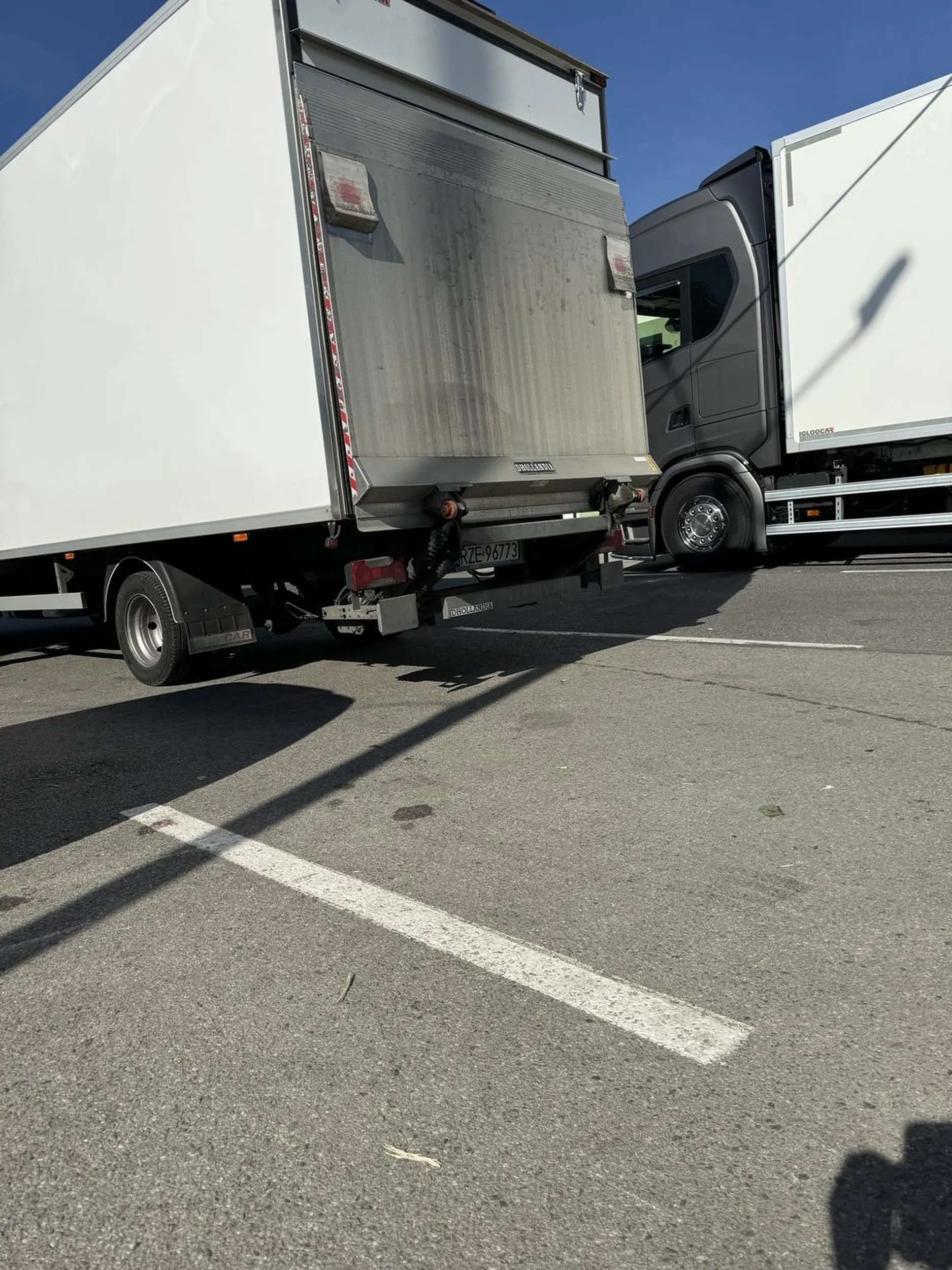 Bardzo niemiły kierowca tego samochodu, zastawia inne samochody i twierdzi, że może tak stać. Uważać na niego, ja już go zgłosiłem.