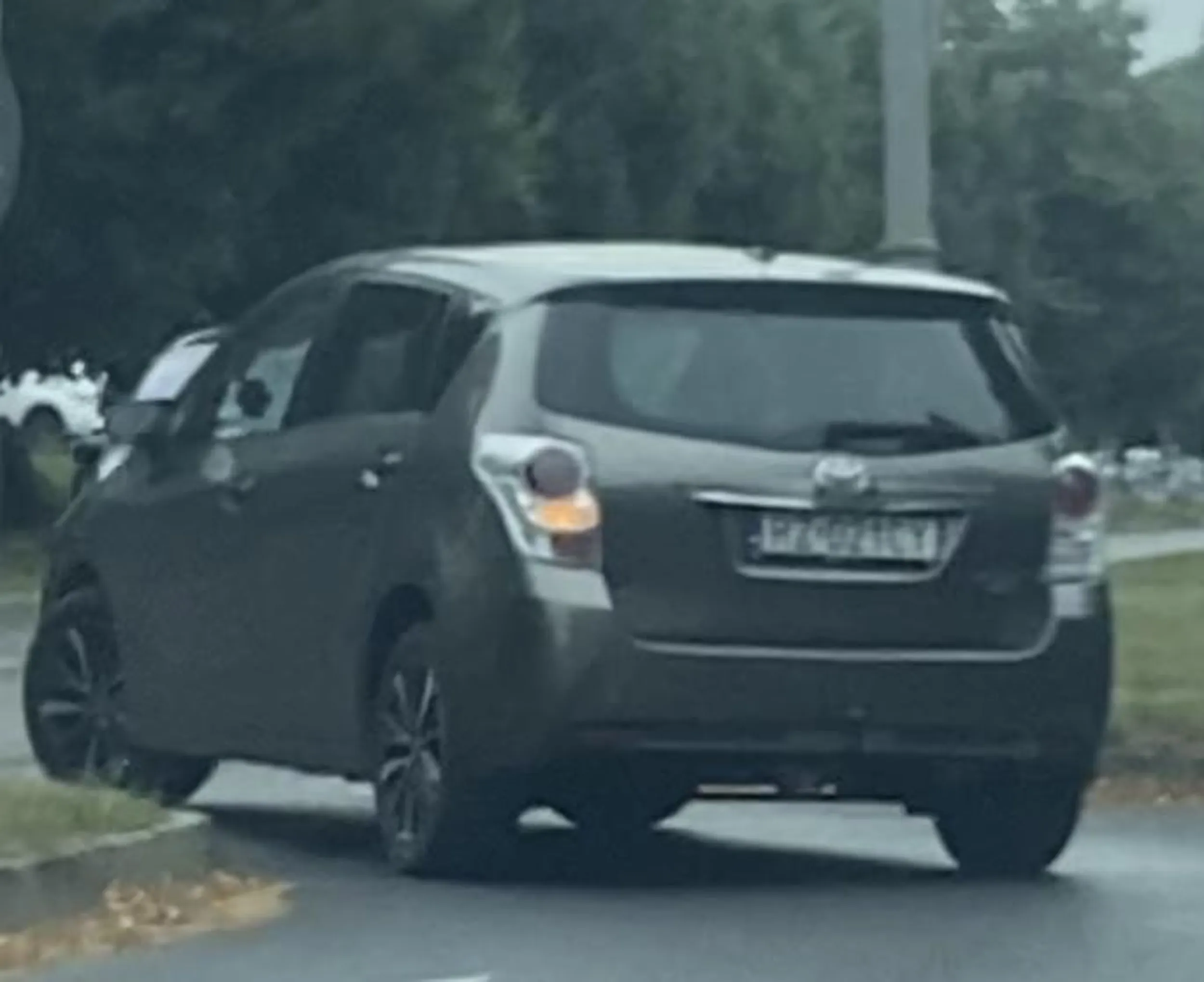 Stałam na lewym pasie i chciałam wpuścić kierowcę z prawego pasa na lewy, ponieważ była przerywana linia, aby kierowca z prawego mógł bez problemu włączyć się do ruchu. Natomiast ******* który był za mną nie tylko nie pozwolił wjechać tamtemu kierowcy, ale na światłach wysiadł z samochodu, otworzył mi drzwi i zaczął wygrażać, że należy mi się mandat. Co lepsze twierdził, że policja mu to potwierdziła, chociaż żadnej policji w pobliżu nie było. Jakby tego było mało jeszcze strzelił tak drzwiami mojego samochodu z taką siłą, że mało nie odpadły. I to on będzie mnie pouczał…..