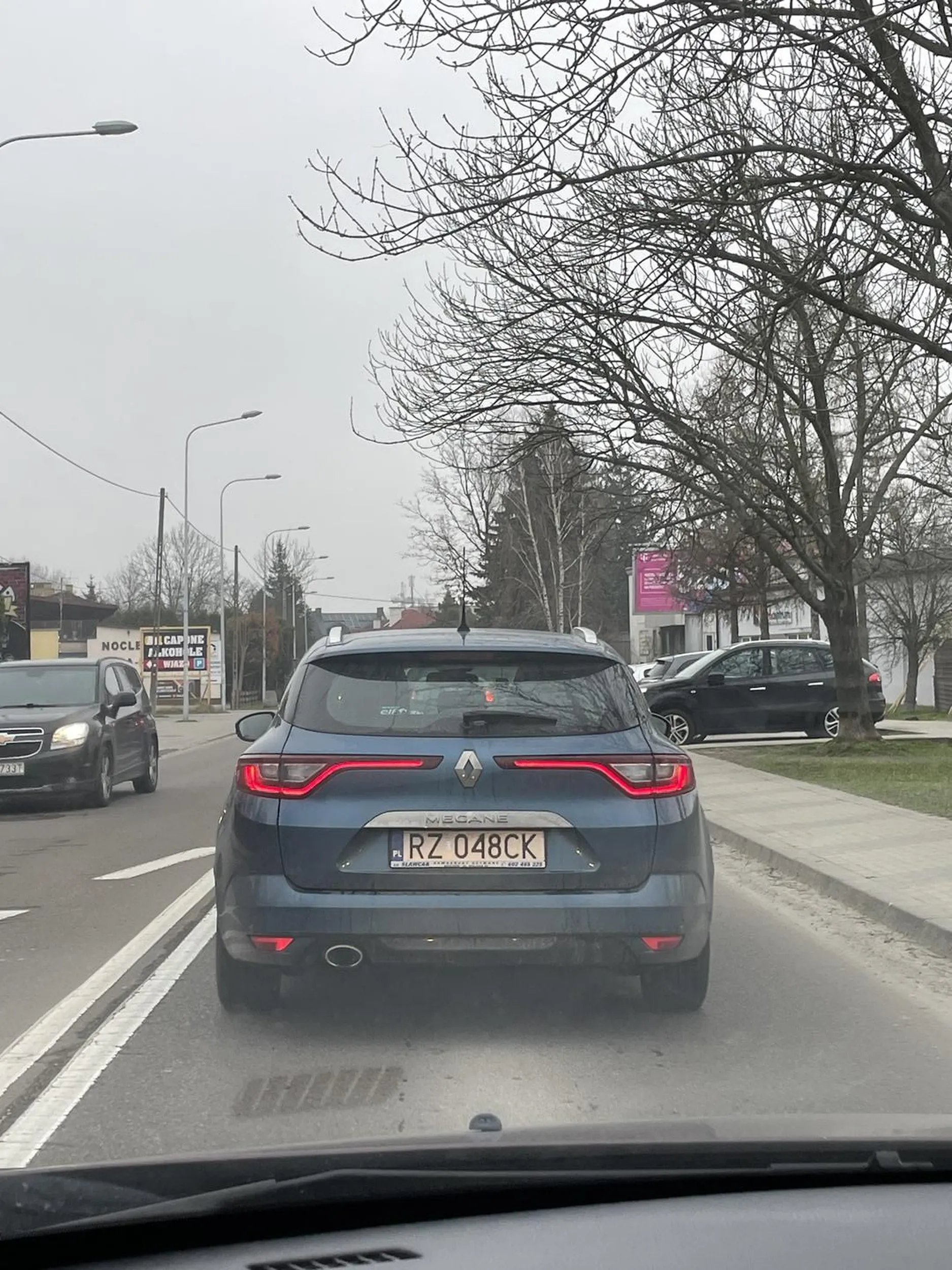 Gość to straszna pierdoła nie potrafi jeździć puszcza 10 samochodów przed siebie a przez niego ludzie spóźniają się do pracy