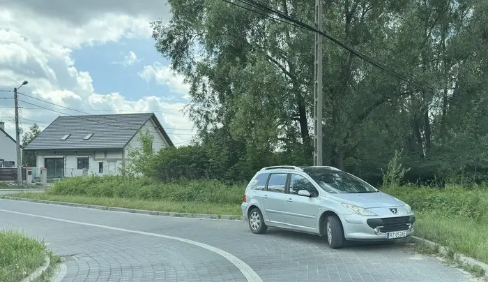 Kierowca nie potrafi stawać w wyznaczonych miejscach parkingowych, zamiast tego zostawia samochód na drodze dojazdowej do bloku