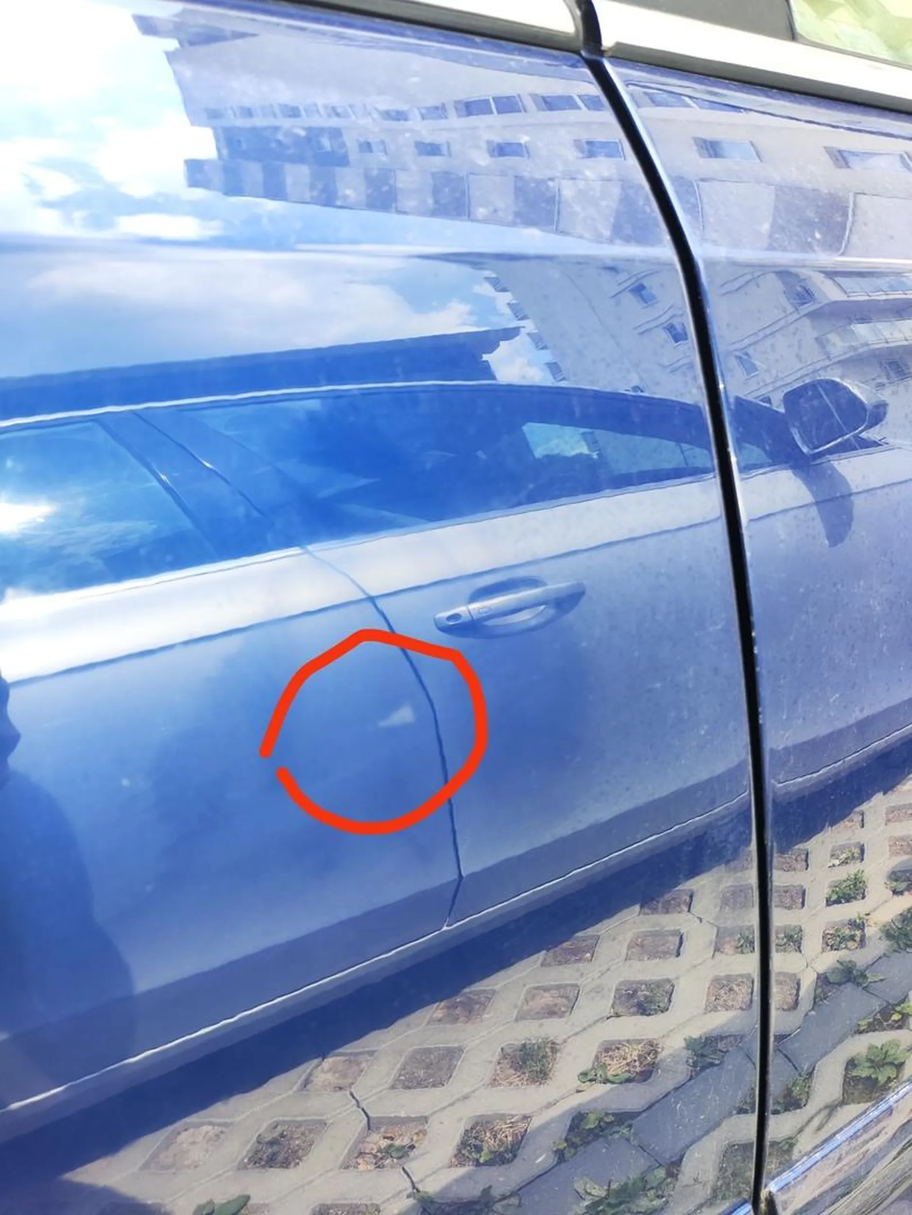 Pani otworzyła drzwi na oścież i przetarła mi lekko bok samochodu mało nie mało ale jednak, nie byłem pewien czy te drzwi się stykały z moim samochodem dopiero sprawdziłem to jak odjechała, trochę rozwagi przy otwieraniu drzwi...