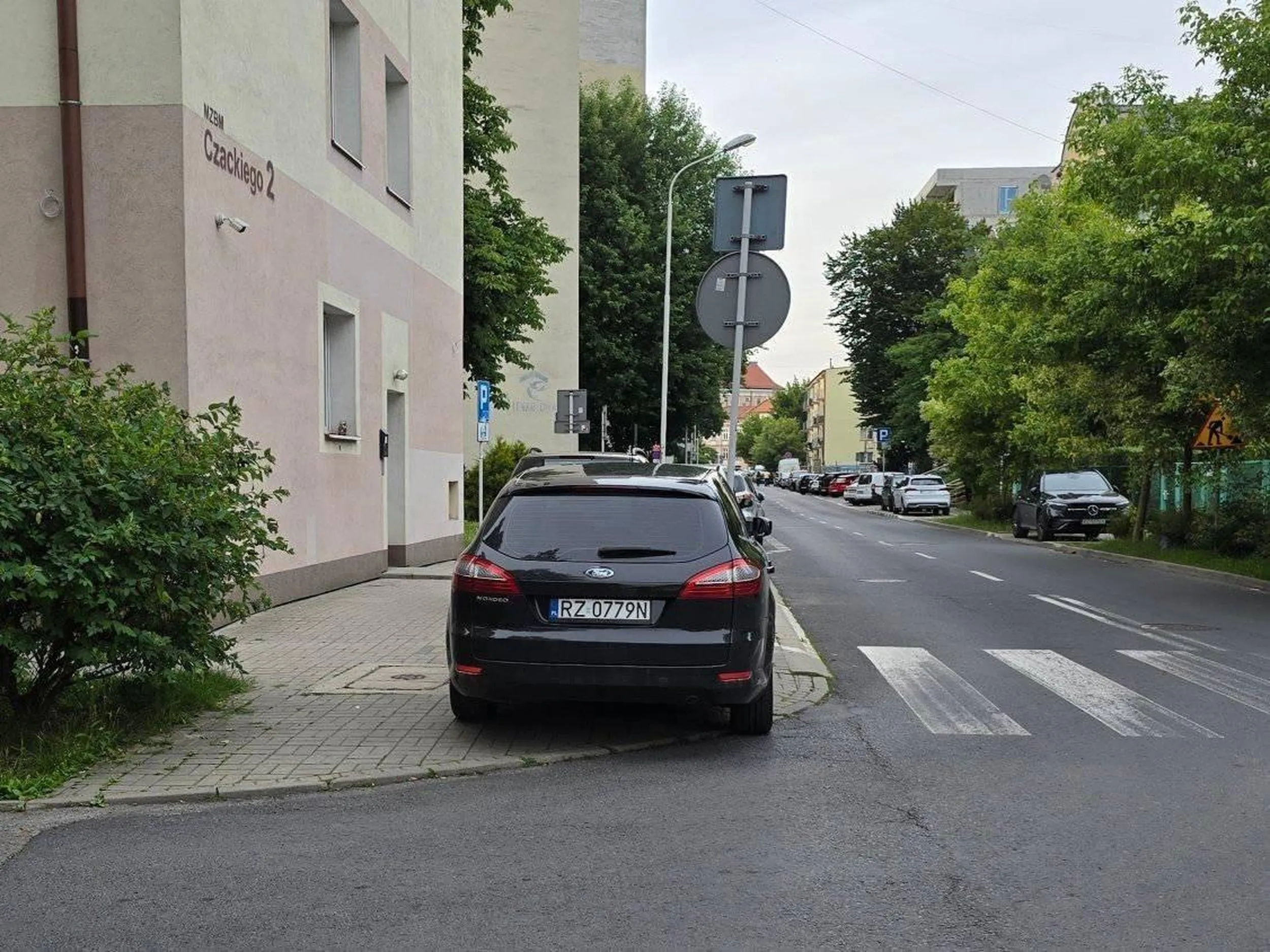 Geniusz zaparkował na przejściu dla pieszych