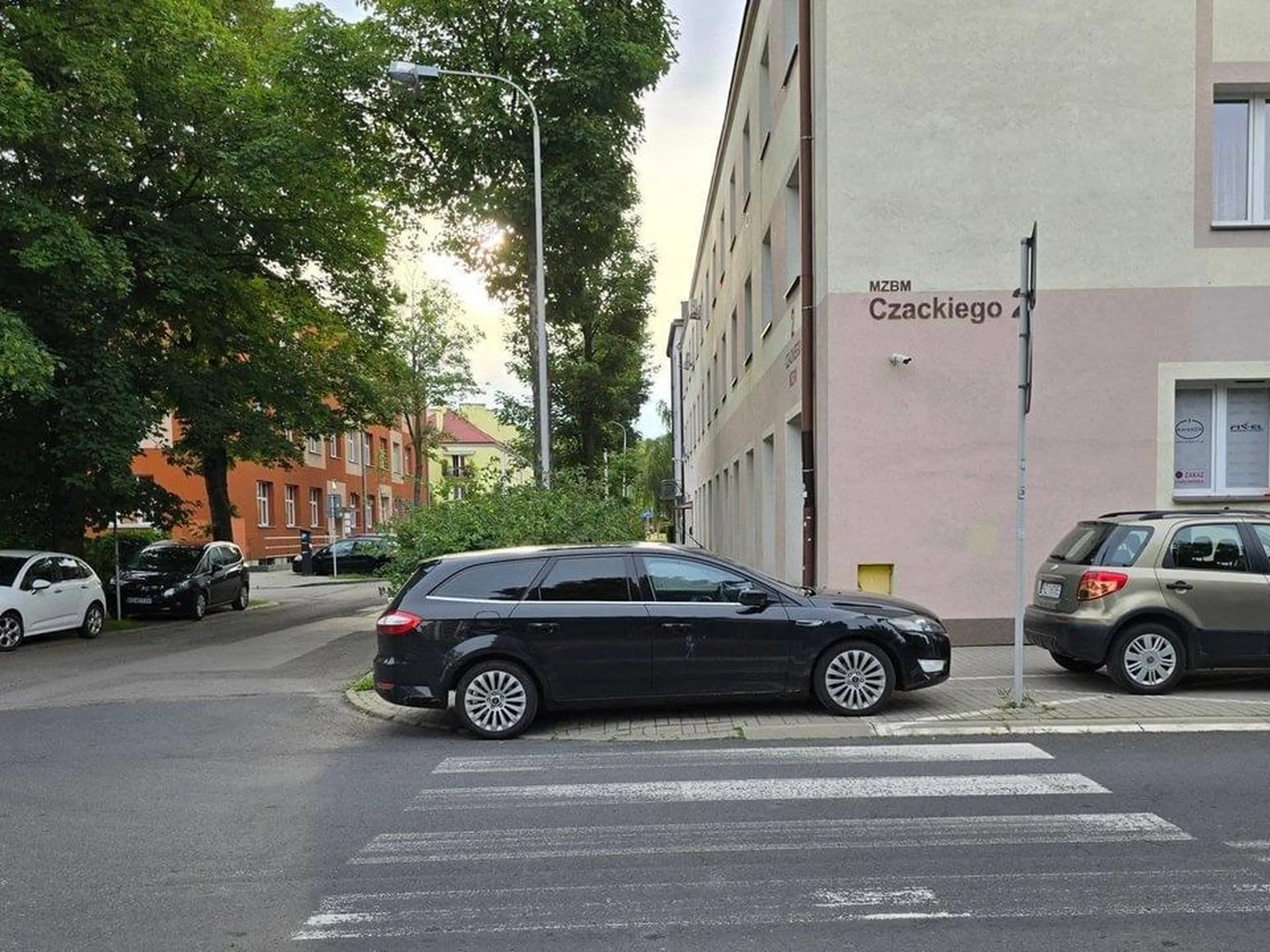 Geniusz zaparkował na przejściu dla pieszych