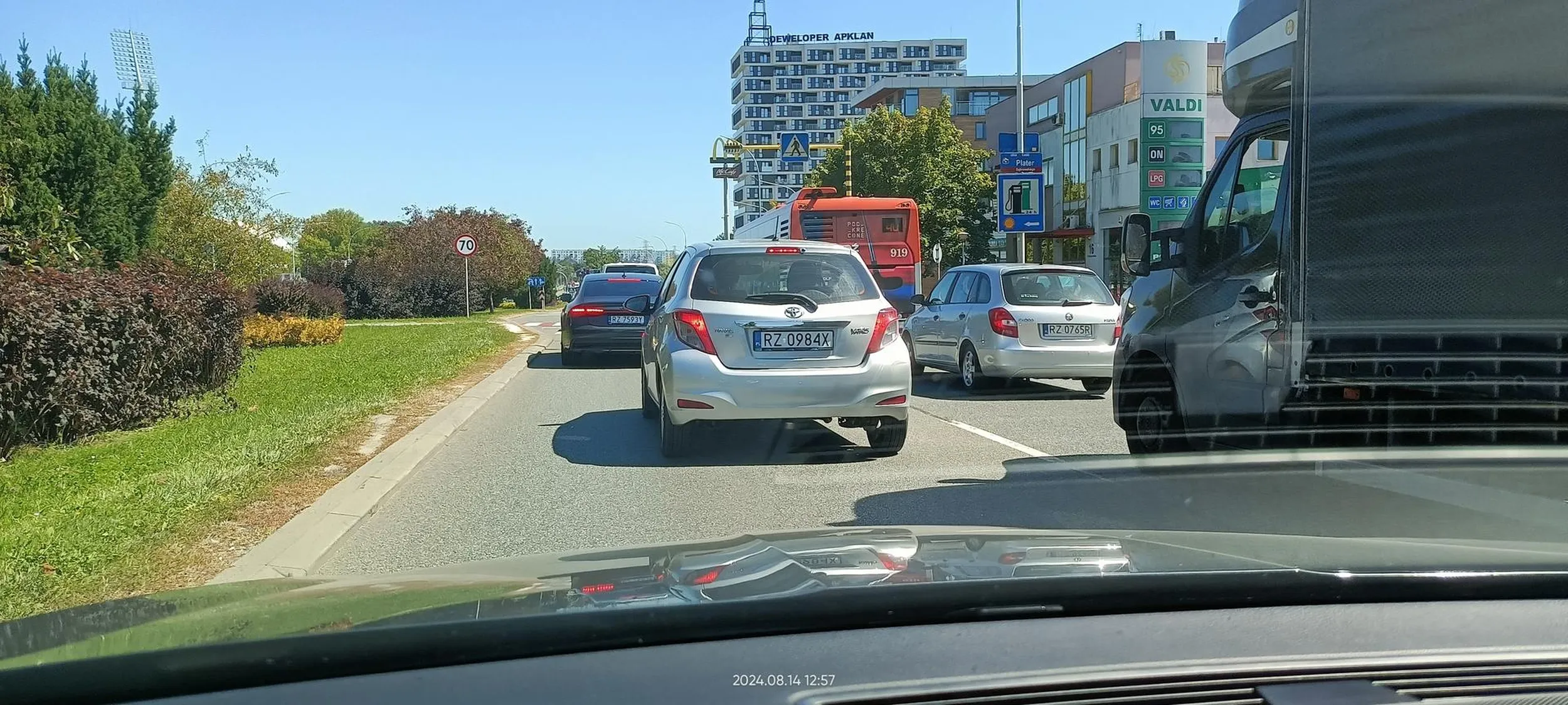 Uwaga na kretyna!!! Zmienia pasy ruchu na chama. Na odcinku około kilometra 2 zmiany pasa ruchu przez wymuszenie pierwszeństwa (najpierw gwałtownie wjeżdża na sąsiedni pas, a dopiero potem włącza kierunek) oraz zmiana pasa ruchu bez sygnalizowania.