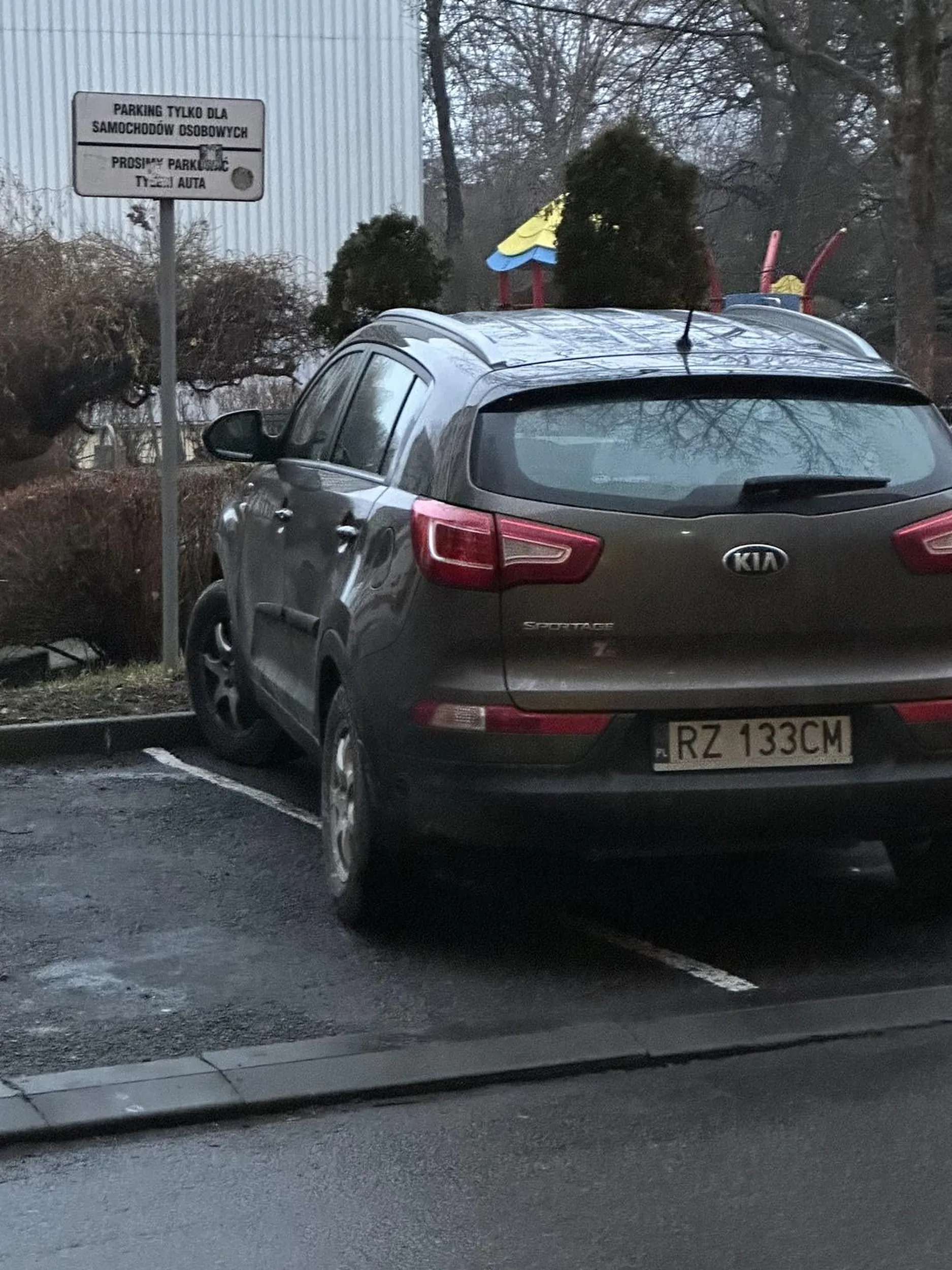 Nie dość że bez identyfikatora parkingowego to jeszcze pod zakaz wjazdu tylko i wyłącznie dla mieszkańców. Prawko z chipsów a parkowanie leży i kwiczy. Nie pozdrawiam. Polecam iść na kurs jeszcze raz ;)