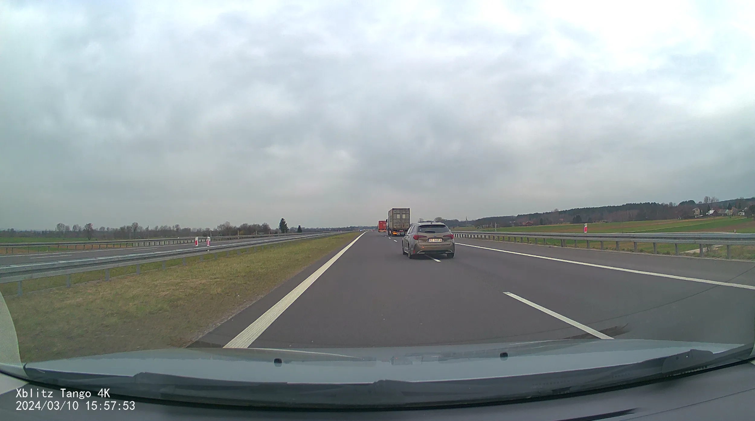 Nie patrzy w lusterka na autostradzie i wyjeżdża na lewy pas, bo musi wyprzedzić ciężarówkę nie zważając na innych uczestników ruchu