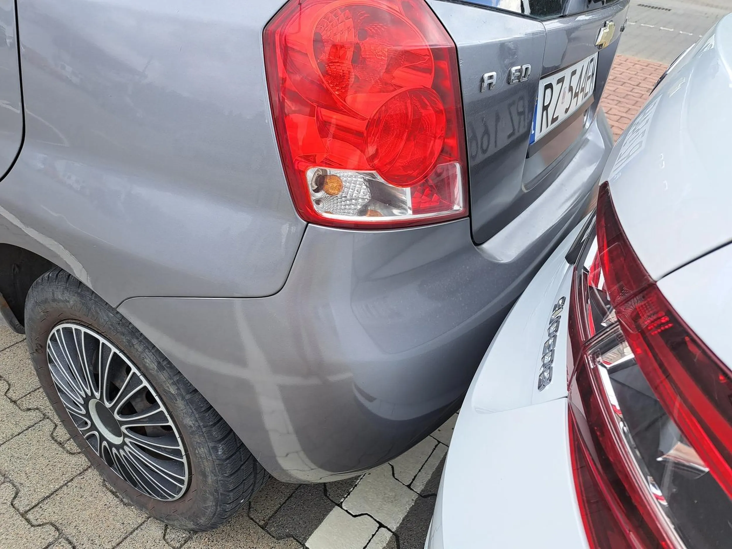 Naucz się parkować bo jak widać tego nie potrafisz. I lepiej weź kolorowankę z liniami jak prawidłowo cofać bo nie umiesz. Jeszcze metr byłoby wgniecenie.