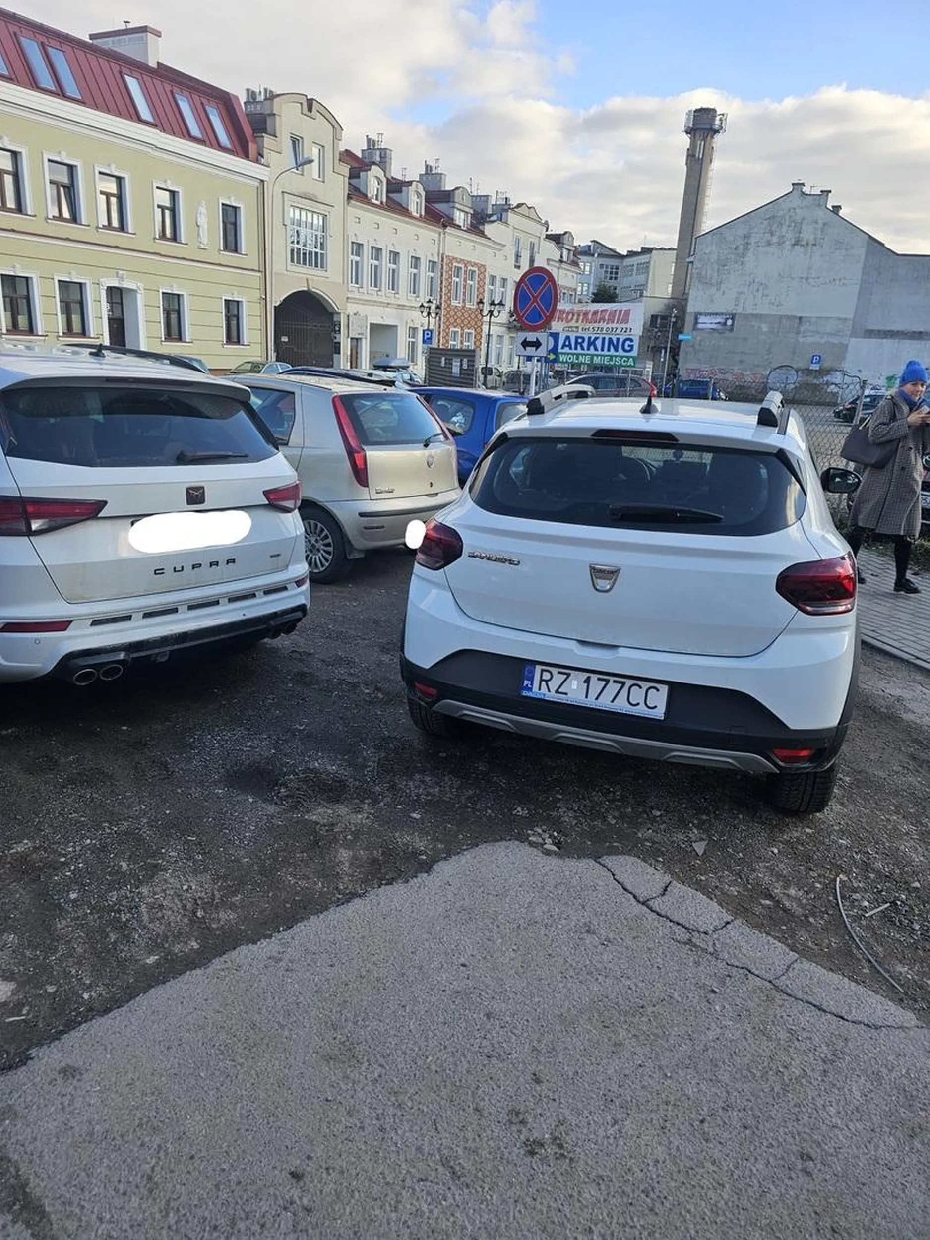 No deb.... Zastawia samochody, po długim trabieniu przyszedł z bananem na ryju, po wyzwiskach w jego stronę dalej się strzezy jakby wyszedł z burdelu .....