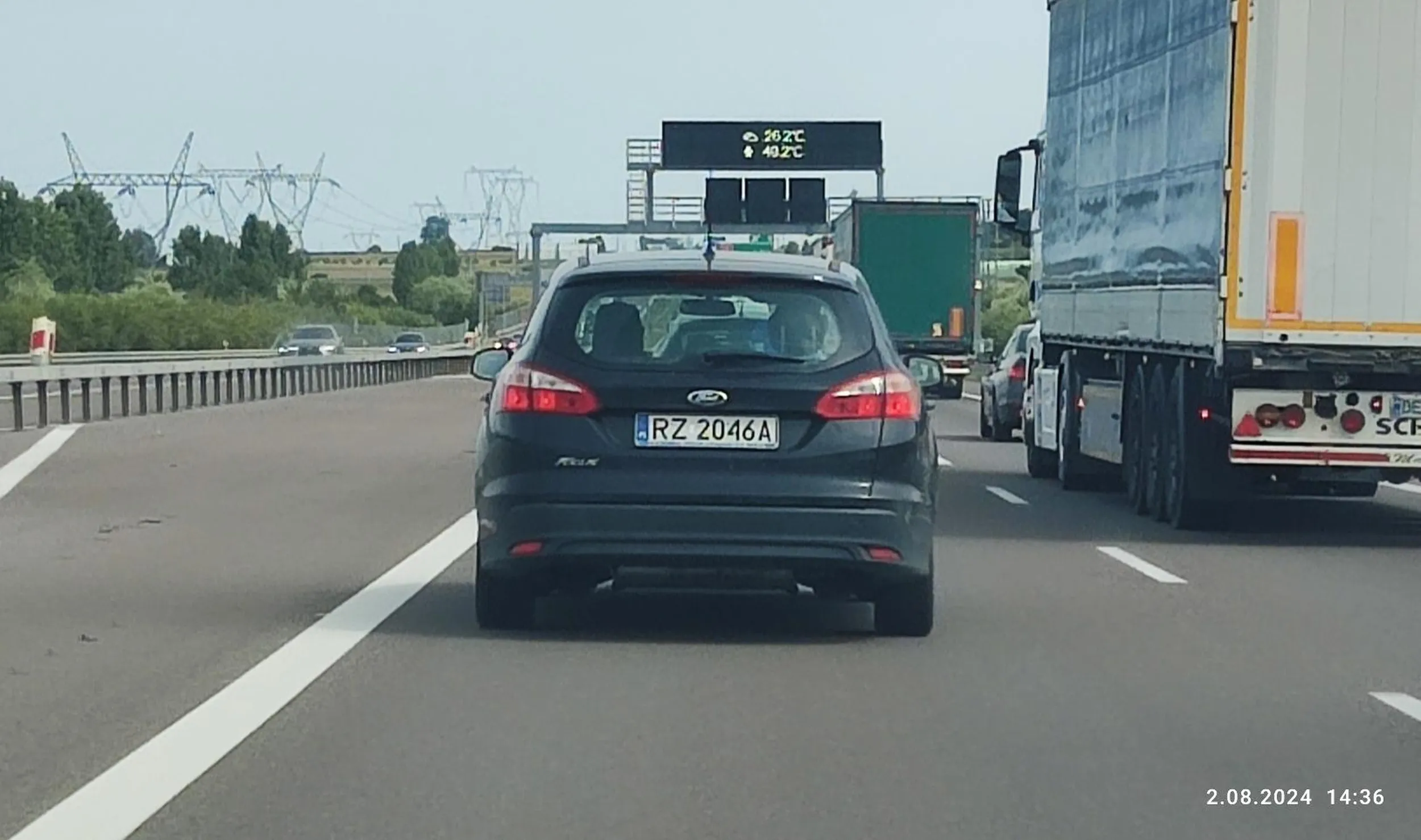 Nieoznakowany pojazd milicji. Za przednią szybą postawił włączoną niebieską lampę ostrzegawczą. Przy prędkości 170km/h jechał w odległości kilku metrów za poprzedzającym pojazdem i nerwowo w jechał slalomem chcąc zwrócić w ten sposób uwagę kierowcy auta przed nim, aby ten zjechał jemu z pasa jezdni.