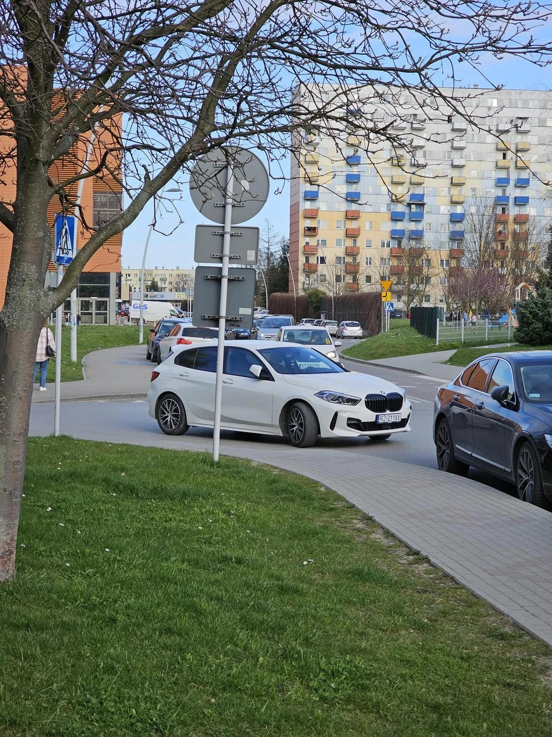 Królewicz na drodze zostawił auto prawie na środku skrzyżowania, utrudniając przy okazji poruszanie się innym pojazdom. Prawo jazdy do oddania