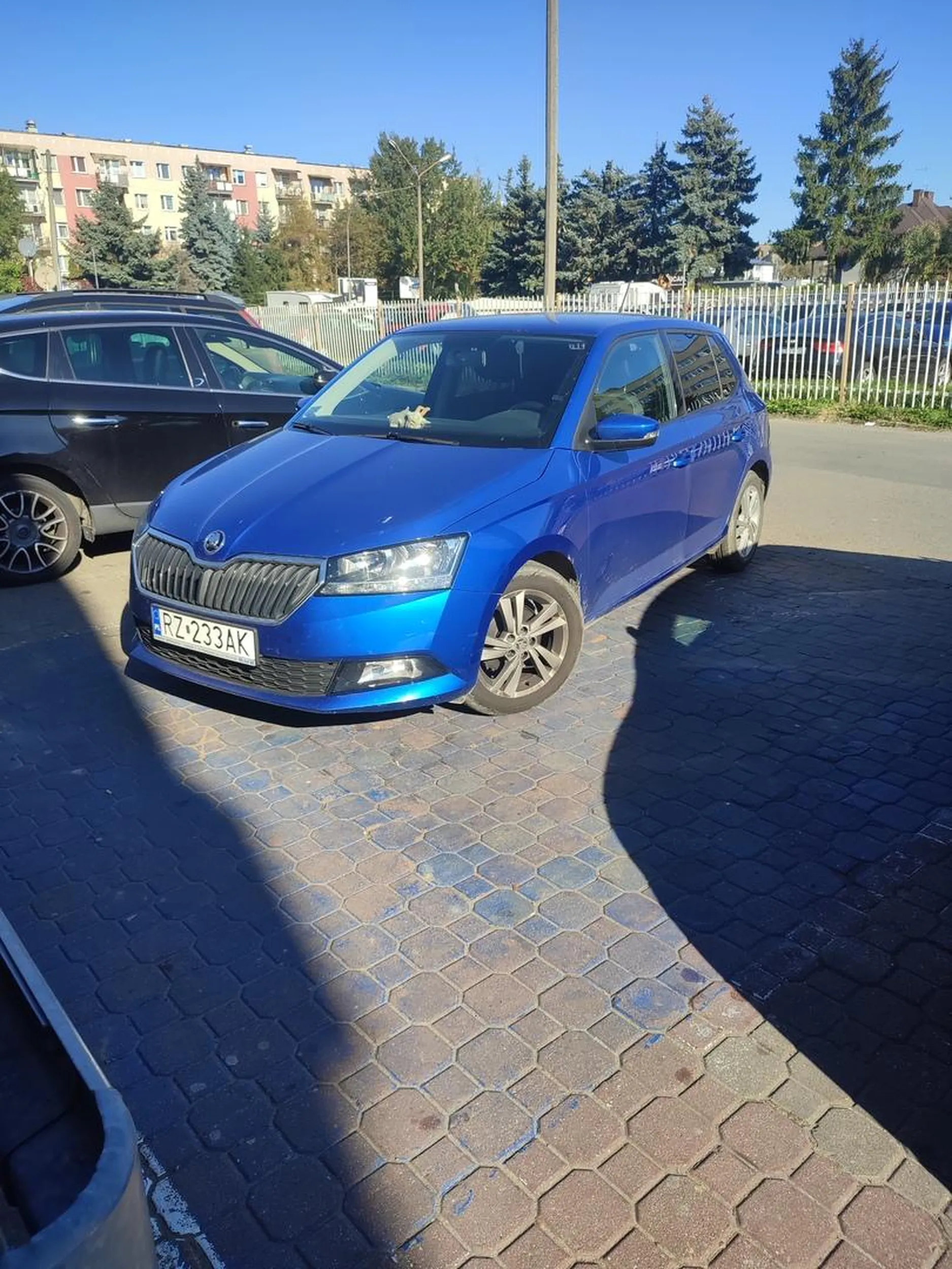 Parkuje na miejscu dla osób niepełnosprawnych bez upoważnienia