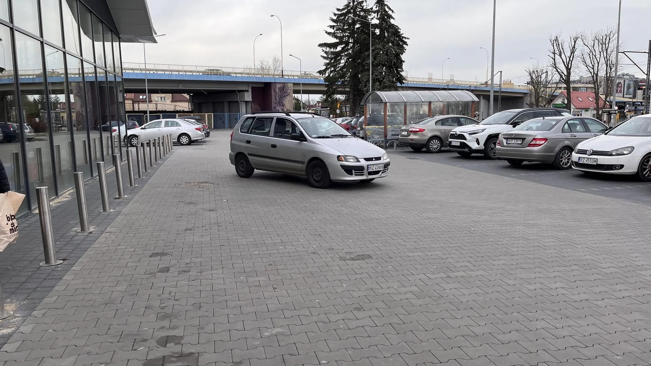 mistrz parkowania, jeszcze chłop wkłada bilet parkingowy i nie widzi problemu.