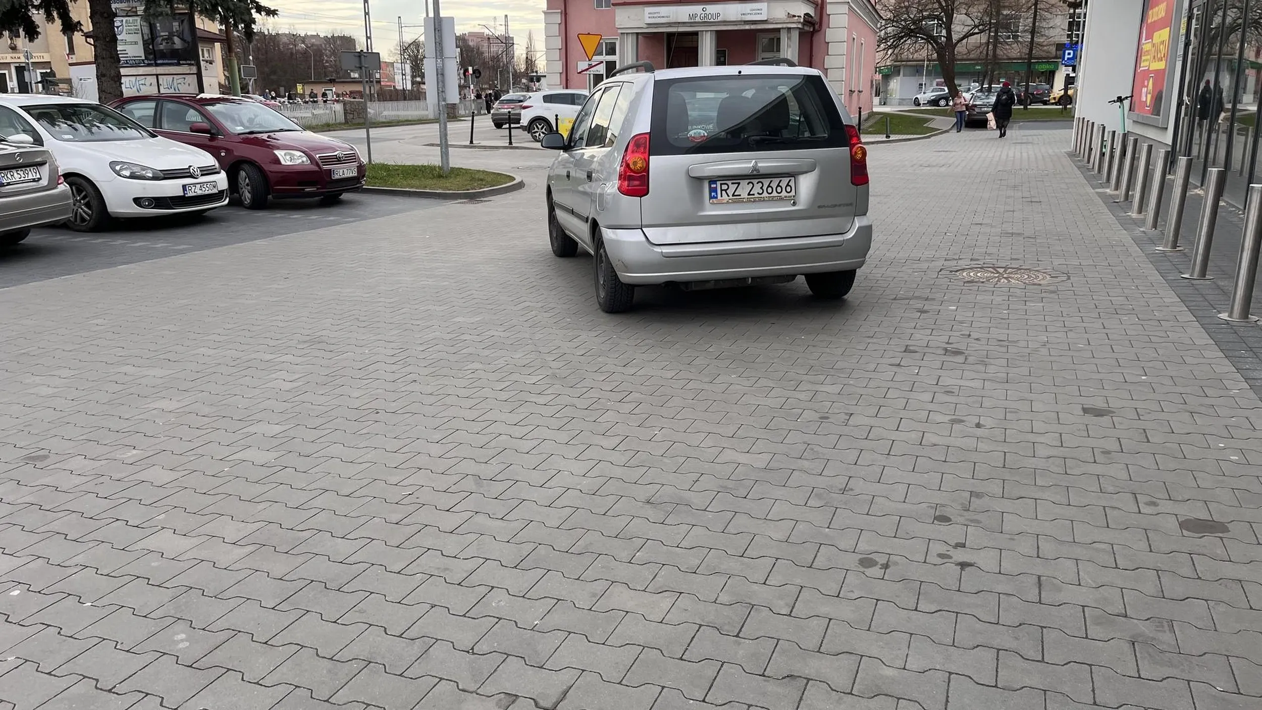 mistrz parkowania, jeszcze chłop wkłada bilet parkingowy i nie widzi problemu.