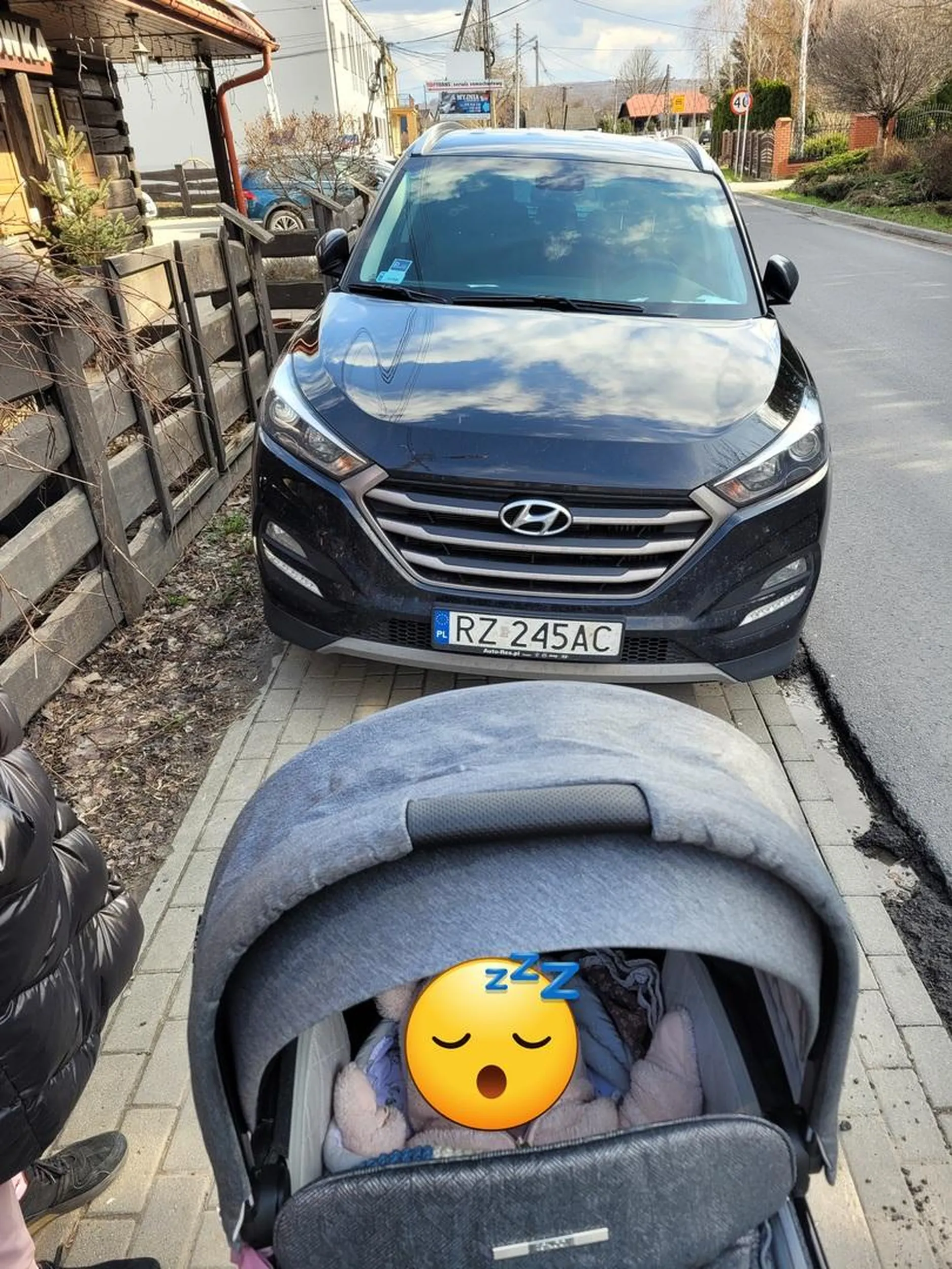 RZ245AC - rzeszowski burak manewr parkowania skończył jak byliśmy ok 50 metrów od samochodu. Na pewno widział  zbliżające się 2 dorosłe osoby i wózek z dzieckiem, tak się jednak tym przejął że pospiesznie wszedł z dzieckiem do restauracji:)