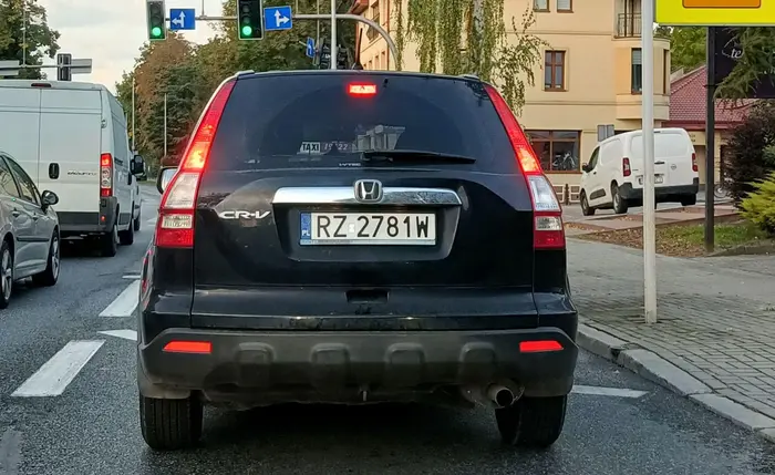 Prawdopodobnie pracownica Komendy Wojewódzkiej Policji w Rzeszowie. W ciągu kilku minut jazdy: - zmiana pasa ruchu na chama (wjazd na sąsiedni pas ruchu i zatrzymanie się utrudniając przejazd) - przecież ktoś mnie musi wpuścić - przejazd na czerwonym - przecież nie będę czekać na kolejną zmianę świateł, i tak się już naczekałam przy zmianie pasa ruchu - notoryczna jazda buspasem - przecież CR-V to prawie jak autobus