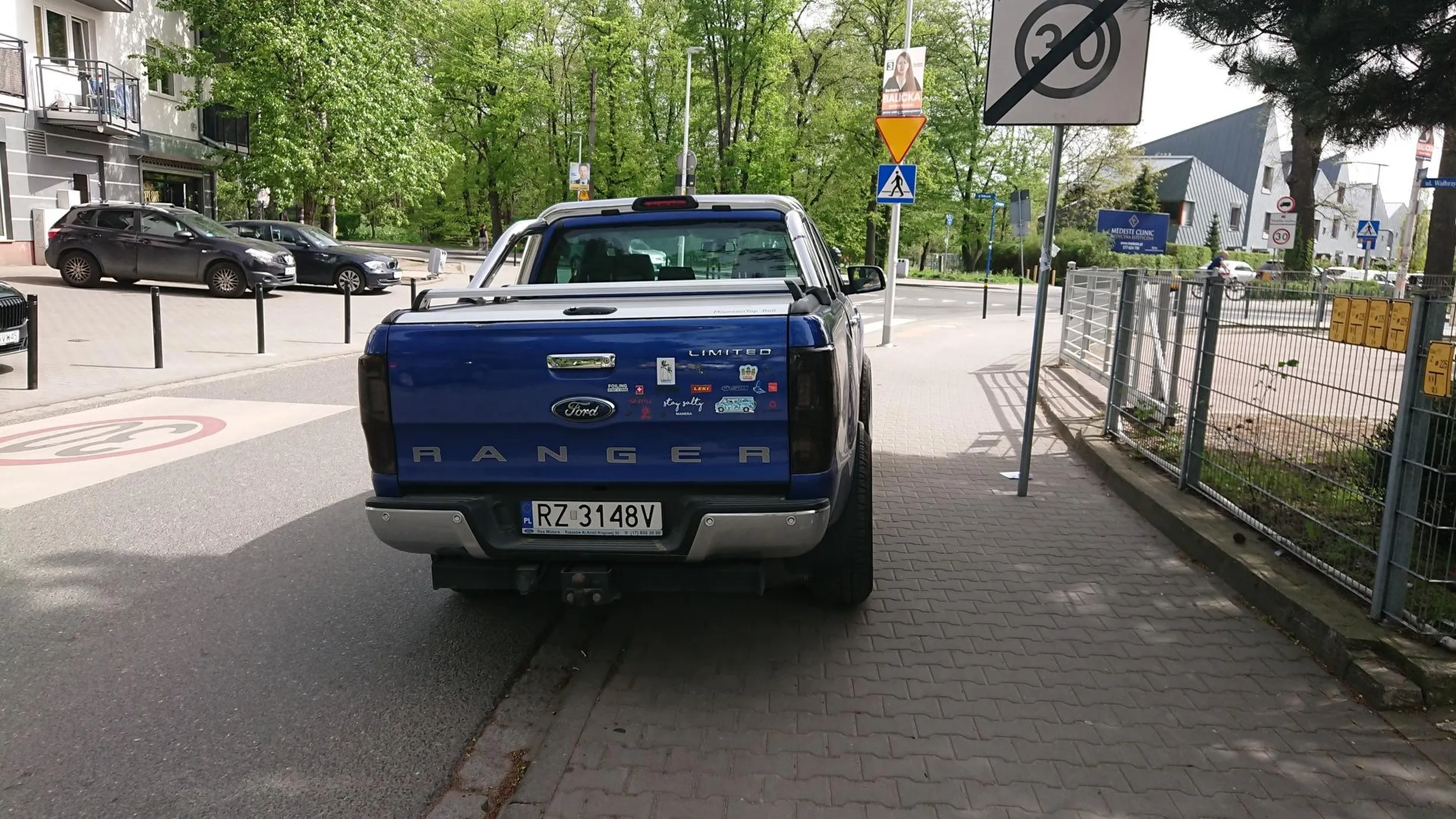 Na zakazie, bez pozostawienia miejsca pieszym. I oczywiście pan kierowca - podstarzały goguś - rzuca się na cały świat, bo ktoś ośmielił się sfotografować jego pojazd. Freudowski mechanizm kompensacji w tym przypadku dobitnie został udowodniony!