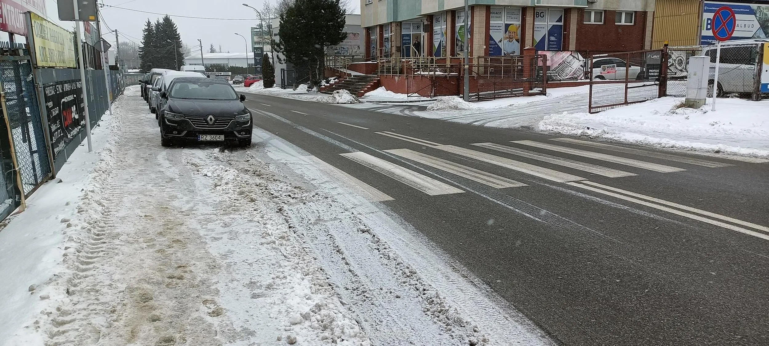 Notorycznie parkuje bezpośrednio przed przejściem dla pieszych.