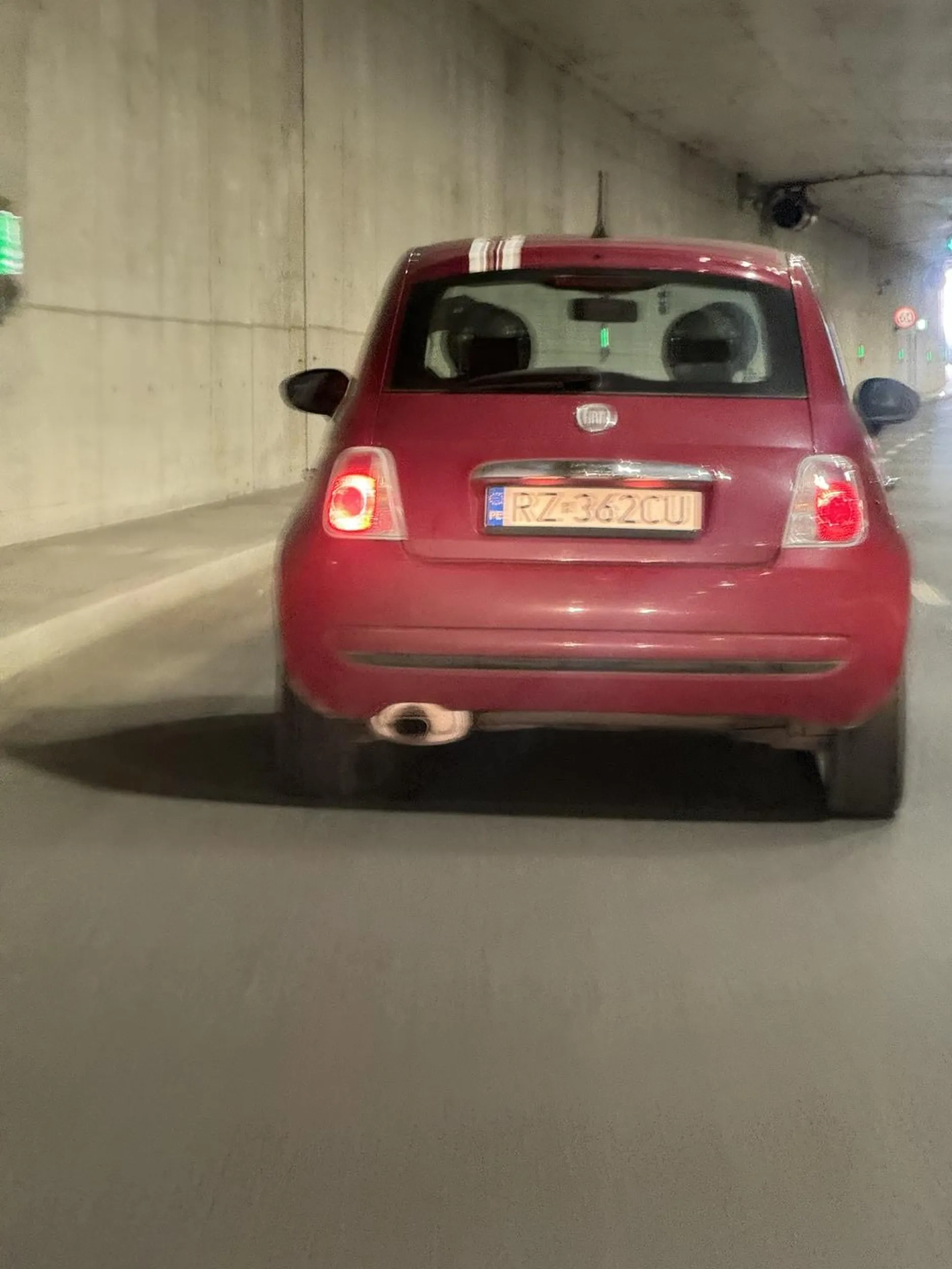 Geniuszu naucz się jeździć bo lewy pas z tym gownianym fiatem 500 nie jest od jazdy tylko wyprzedzania takich bezmózgowców co jeżdżą tym pasem :D pozdro a następnym razem jak będę miał więcej czasu pojadę za Tobą i nauczę Cię jeździć Pouśmiechać się możesz do swojego chłopaka co najwyżej jak tak kierowcom lubisz wysłać uśmiechy