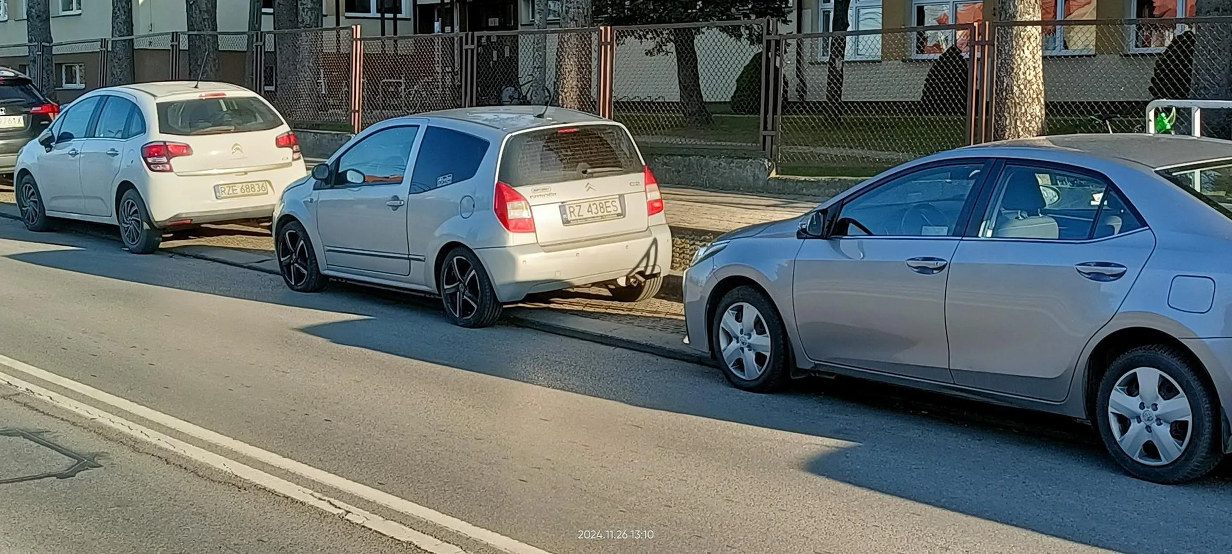 Rzeszów, ul. Słocińska, skrzyżowanie z ul. Św. Rocha wyposażone w sygnalizację świetlną, a konkretnie przejście dla pieszych. Dochodzę do przejścia dla pieszych, na sygnalizatorze świeci się zielone światło dla pieszych. Jak zwykle z ostrożnością upewniam się, czy mogę bezpiecznie przejść. Wchodząc na przejście zauważyłem, że nadjeżdżający pojazd nie ma ochoty się zatrzymać i w ostatniej chwili zatrzymałem się przed przejściem, a ten matoł przejechał mi przed nosem.